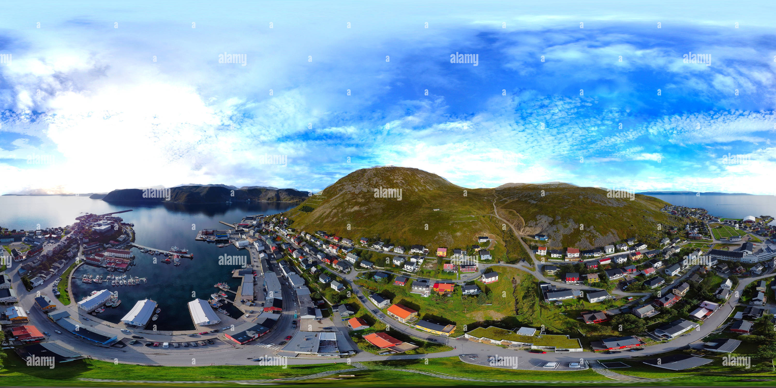 360 Grad Panorama Ansicht von Vogelblick auf Honningsvåg - die nördlichste Stadt Europas