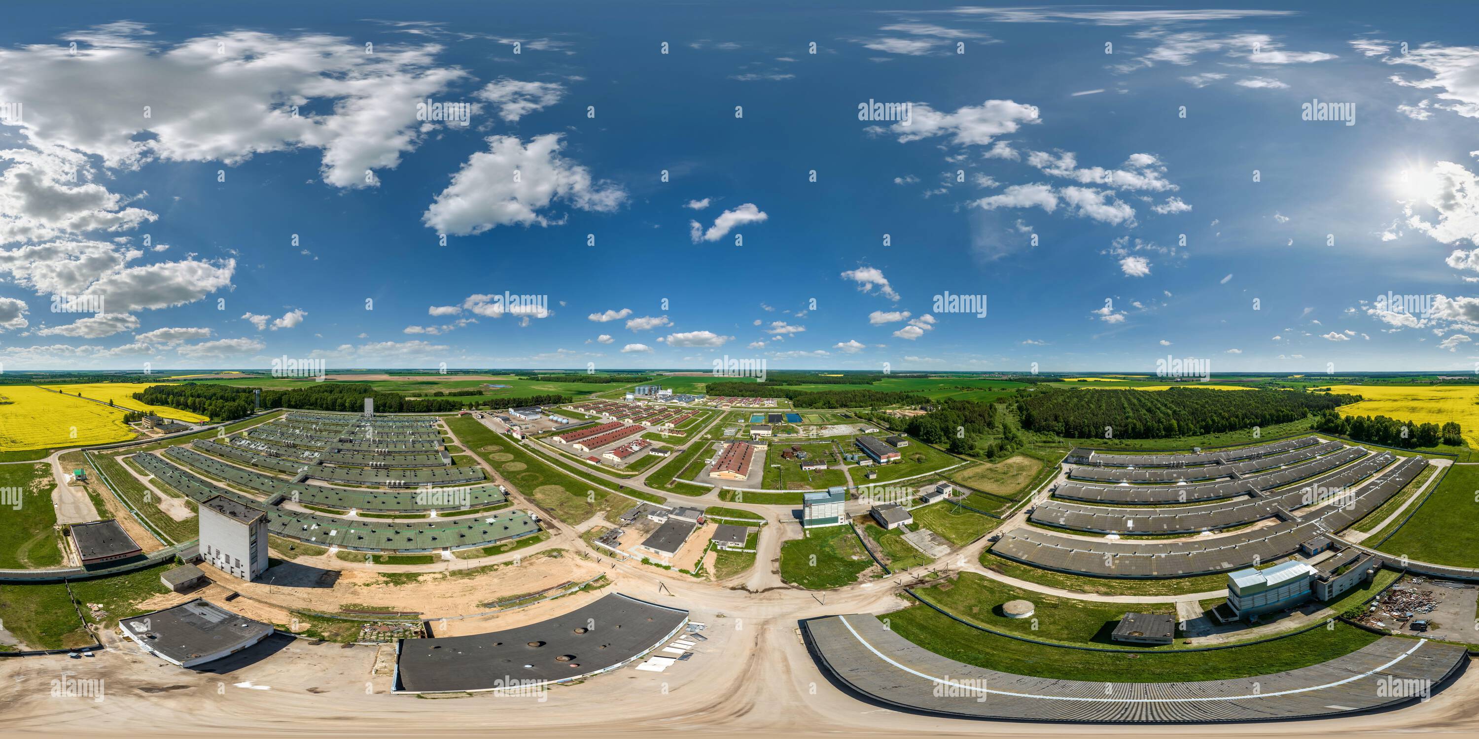 360 Grad Panorama Ansicht von Nahtlose 360 hdri-Panoramaansicht über Reihen von Agro-Farmen mit Silos und agro-industriellen Viehbestand in äquirechteckigen kugelförmigen Projektionen