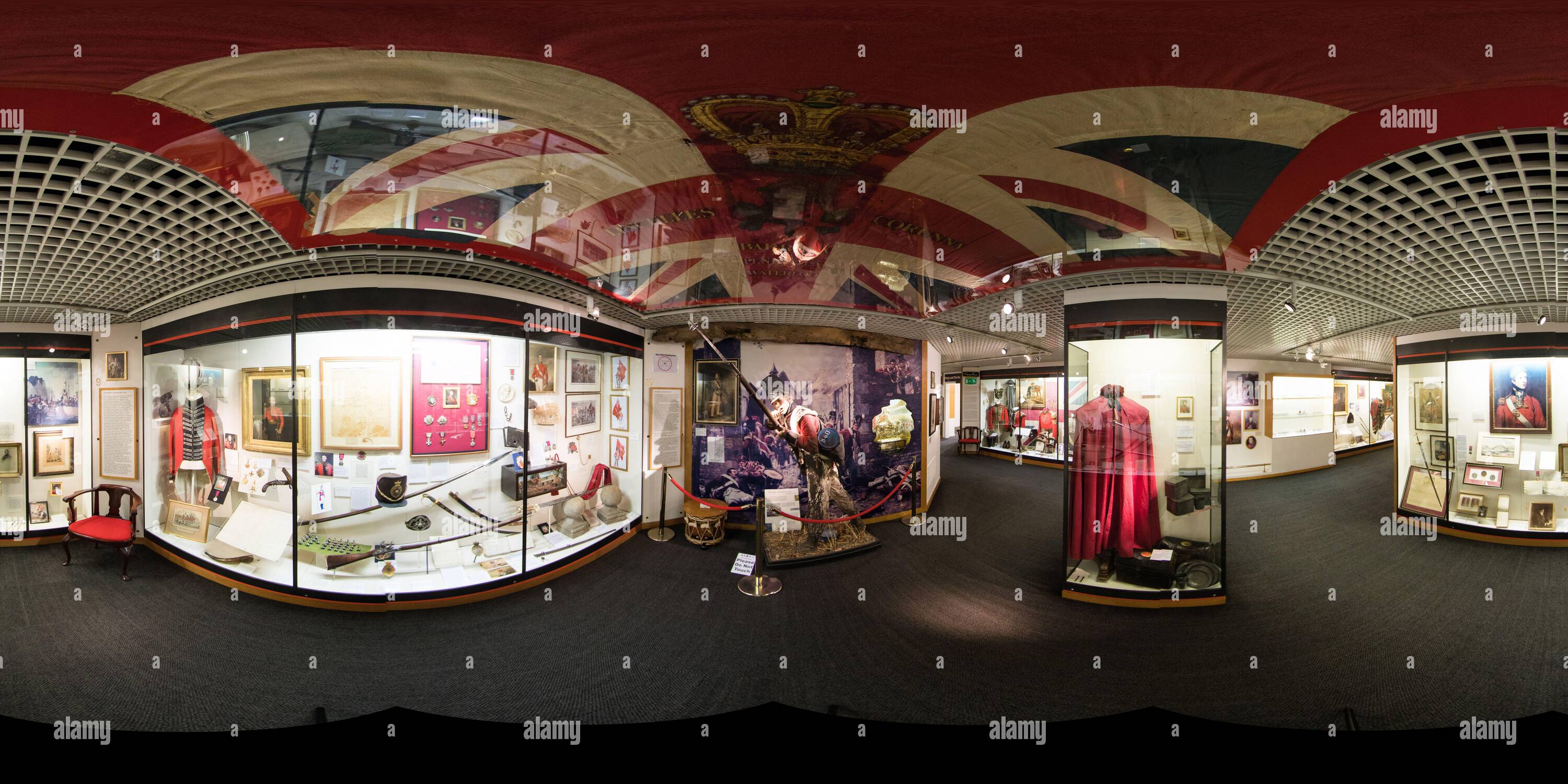 360 Grad Panorama Ansicht von Innerhalb der die Wachen MUSEUM LONDON - Artefakte im Zusammenhang mit der fünf Regimenter der Fußschutz - Grenadier, Coldstream, Schotten, Iren und Welsh Guards