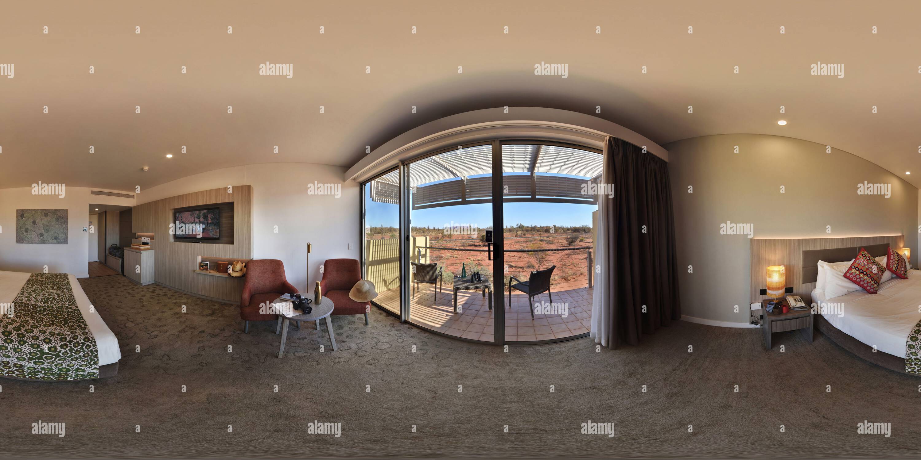 360 Grad Panorama Ansicht von 360°-Panorama, Resort-Hotelzimmer (innen) mit Blick auf Uluru, Ayres Rock, Sails in the Desert, Yulara N.T. Australia