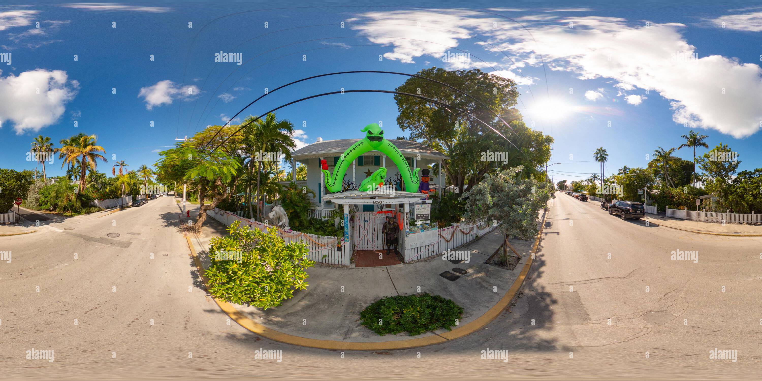 360 Grad Panorama Ansicht von Key West, FL, USA - 21. Oktober 2023: Key West 360 gleichwertiges Stockfoto Halloween gruselige Dekorationen auf einem inn