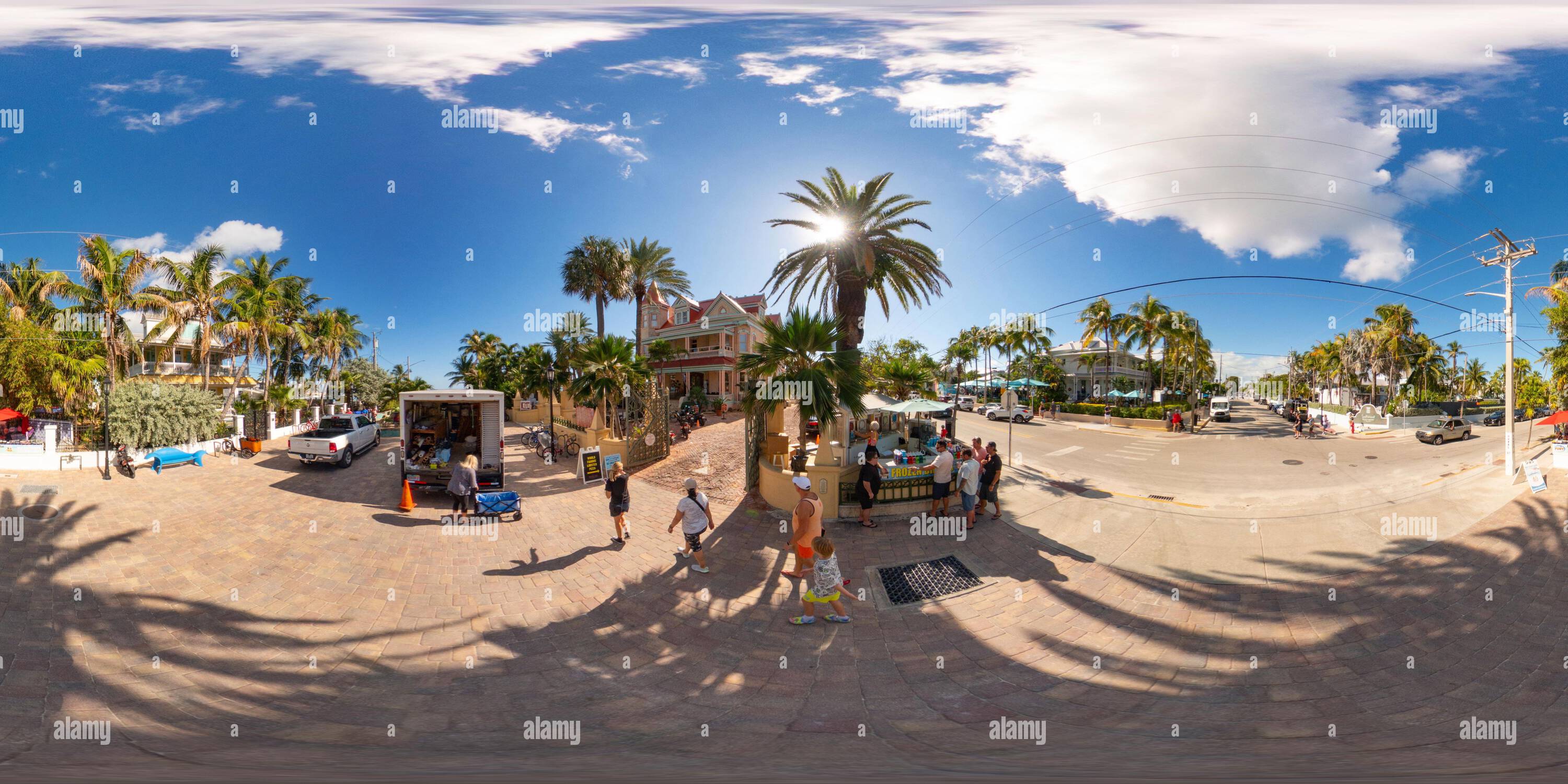 360 Grad Panorama Ansicht von Key West, FL, USA - 21. Oktober 2023: Southernmost House Key West 360 Equirechteckiges Stockfoto