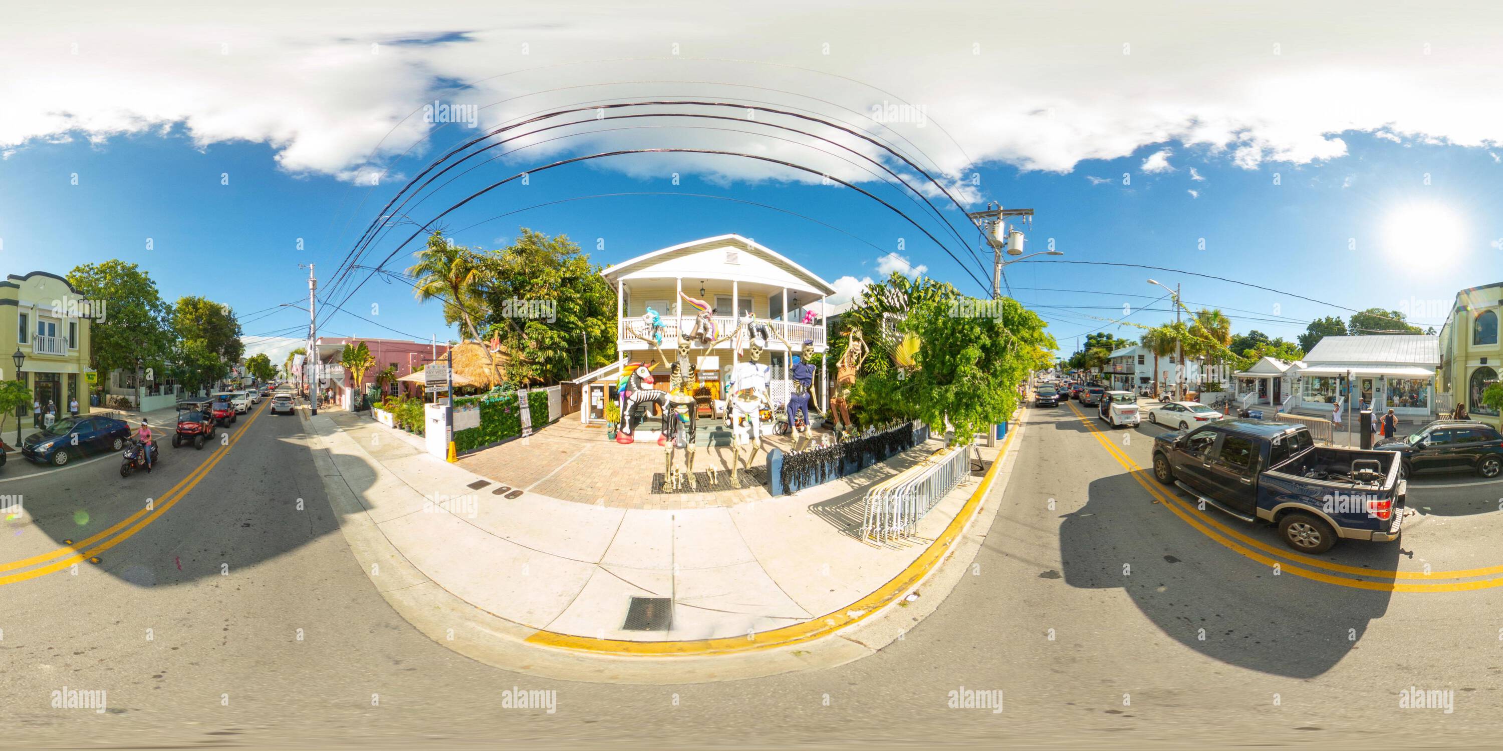 360 Grad Panorama Ansicht von Key West, FL, USA - 21. Oktober 2023: Skeletons for Halloween on Duval Street Key West 360 gleichwertiges Stockfoto