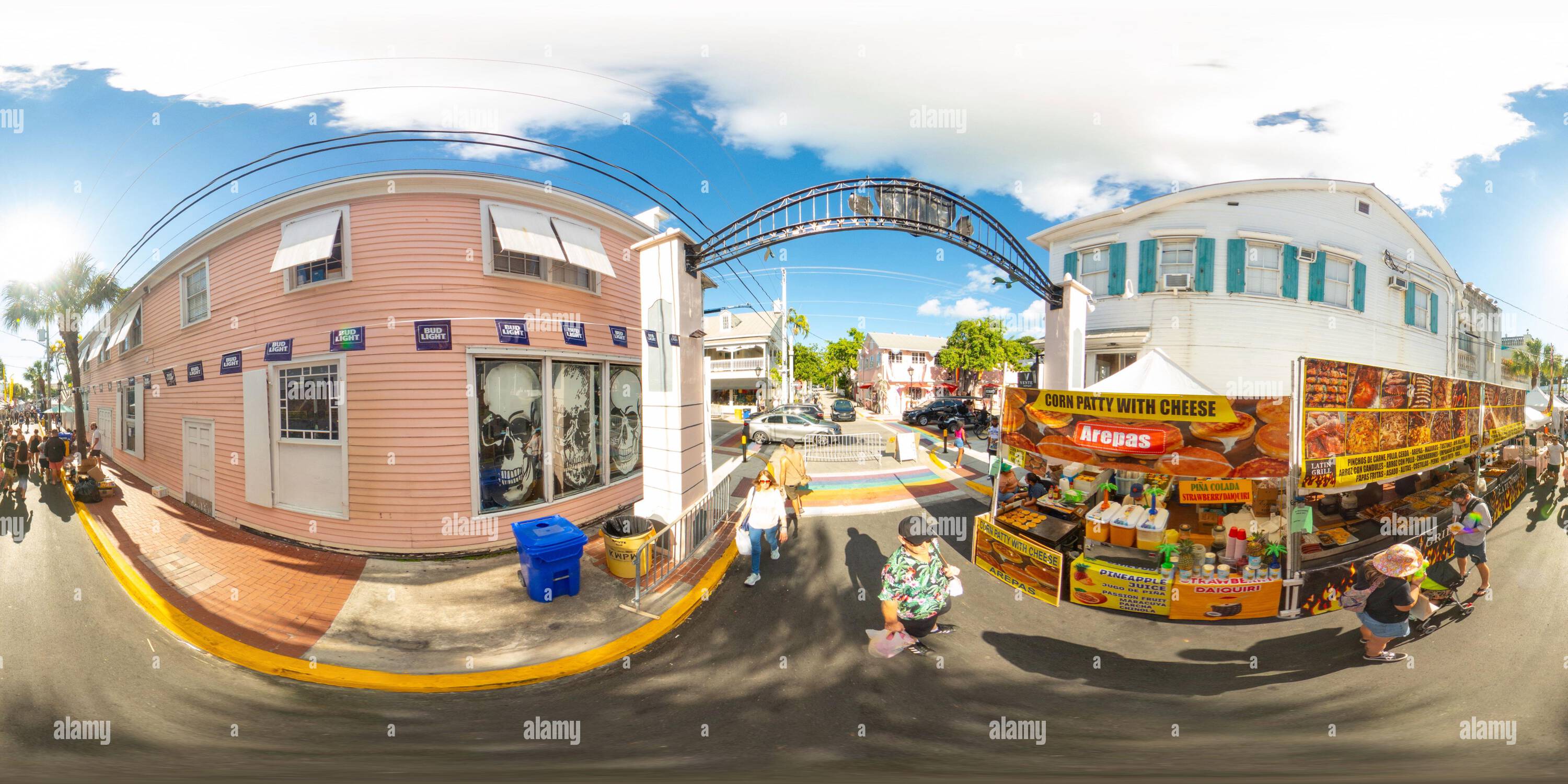 360 Grad Panorama Ansicht von Key West, FL, USA - 21. Oktober 2023: Lebensmittelhändler aus Bahama Village Key West 360 rechteckiges Stockfoto