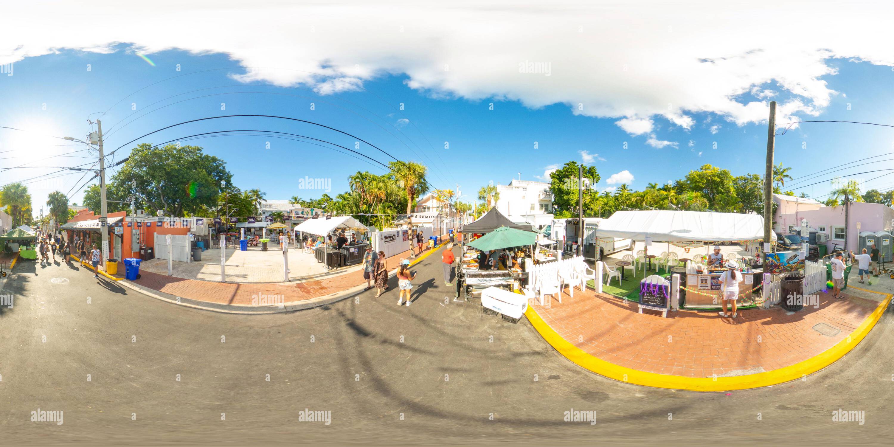 360 Grad Panorama Ansicht von Key West, FL, USA - 21. Oktober 2023: Lebensmittelhändler aus Bahama Village Key West 360 rechteckiges Stockfoto