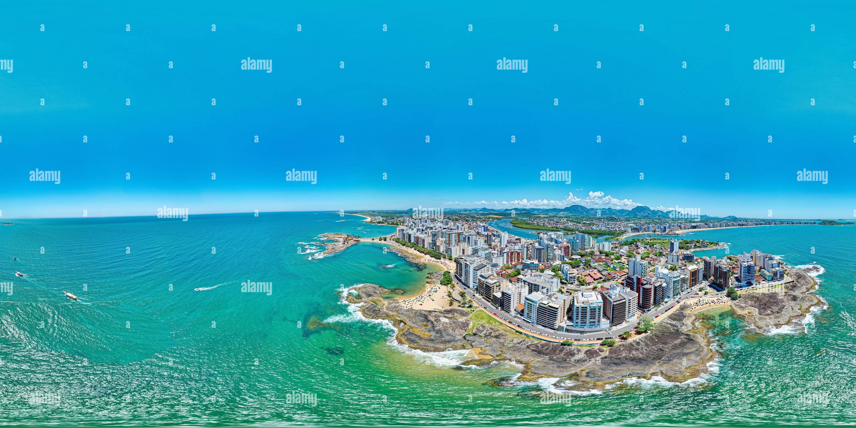 360 Grad Panorama Ansicht von 360° Luftbild des Zentrums der Stadt Guarapari - Bundesstaat Espírito Santo - Brasilien. Strände: Areia Preta, Castanheiras, Valentine, Virtudes.