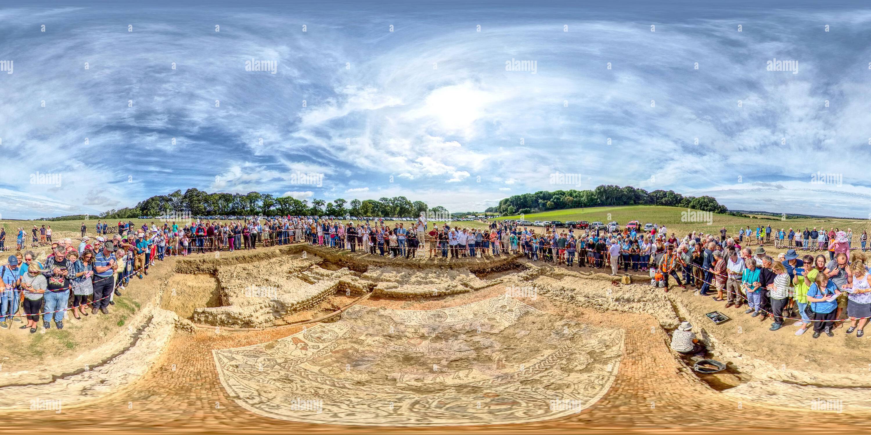 360 Grad Panorama Ansicht von Besucher, die das römische Mosaik Boxford besichtigen, das jetzt zu seinem Schutz wiedergefunden wurde. Entdeckt in West Berkshire, England.