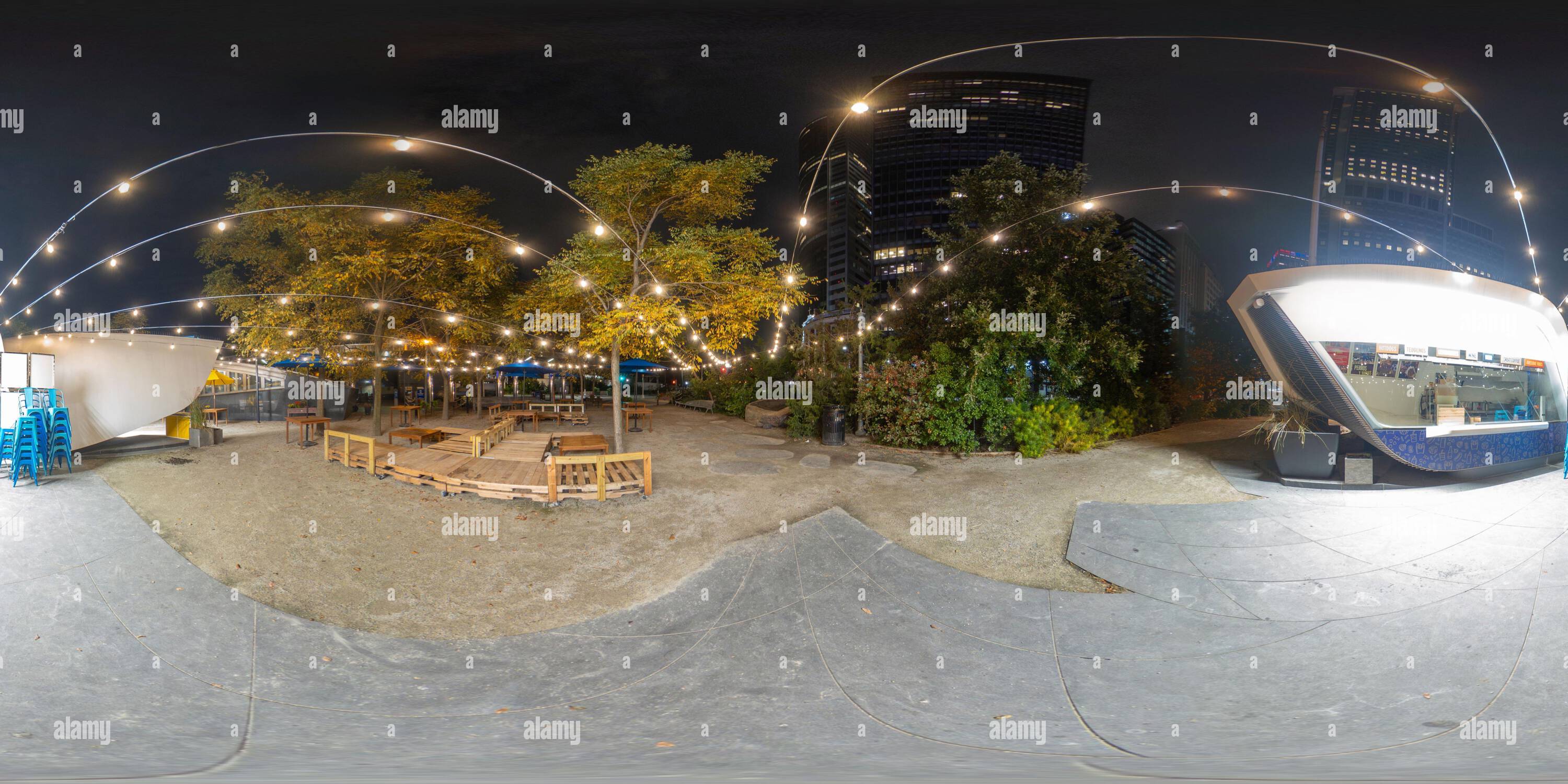 360 Grad Panorama Ansicht von New York, NY, USA - 27. Oktober 2023: Peter Minuit Plaza Night 360 VR gleichwertiges Foto. Manhattan New York City