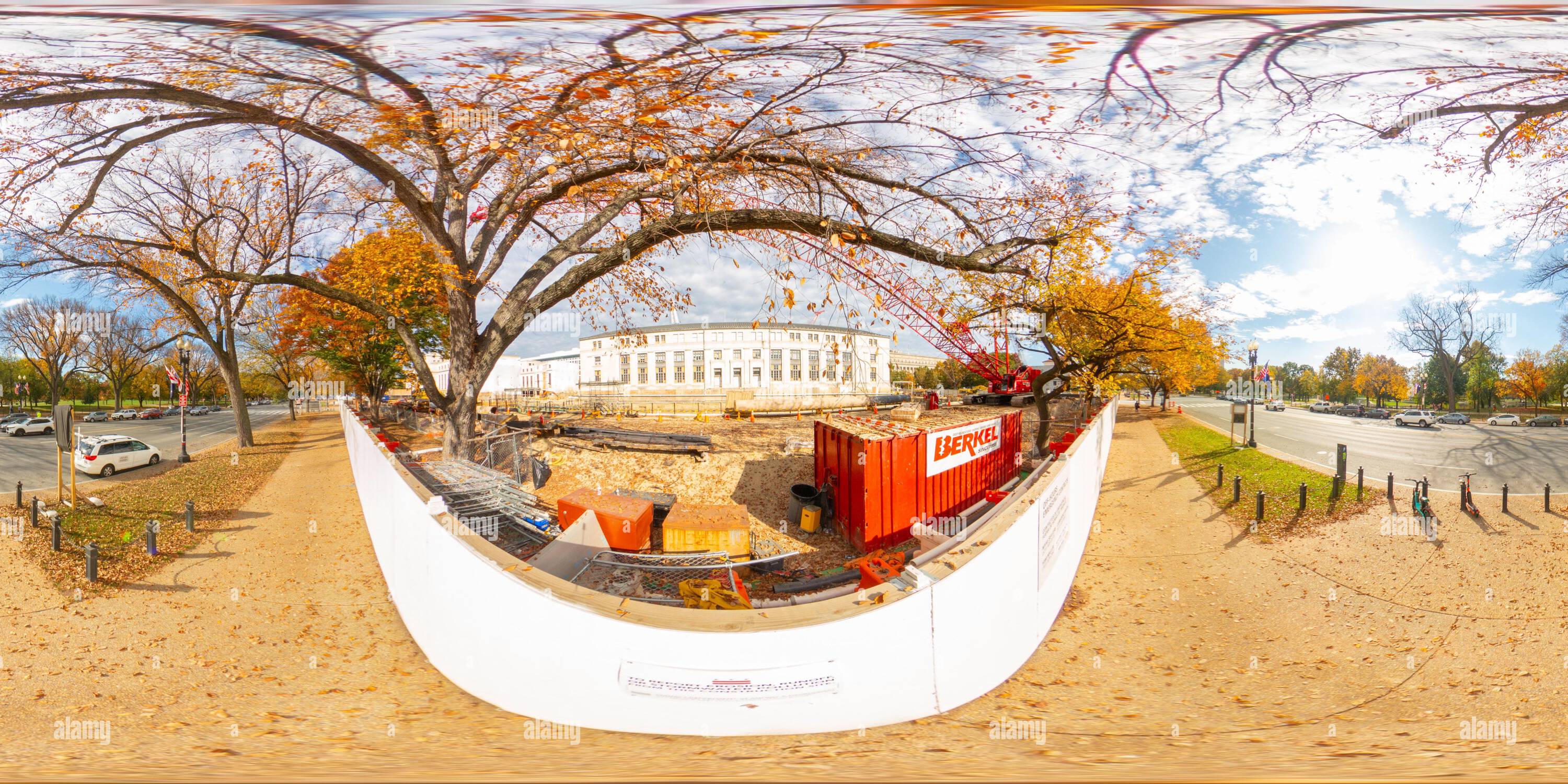 360 Grad Panorama Ansicht von Washington DC, USA - 28. Oktober 2023: Bau des United States Public Health Service Building Washington DC. 360 Panorama VR äquirechteckig