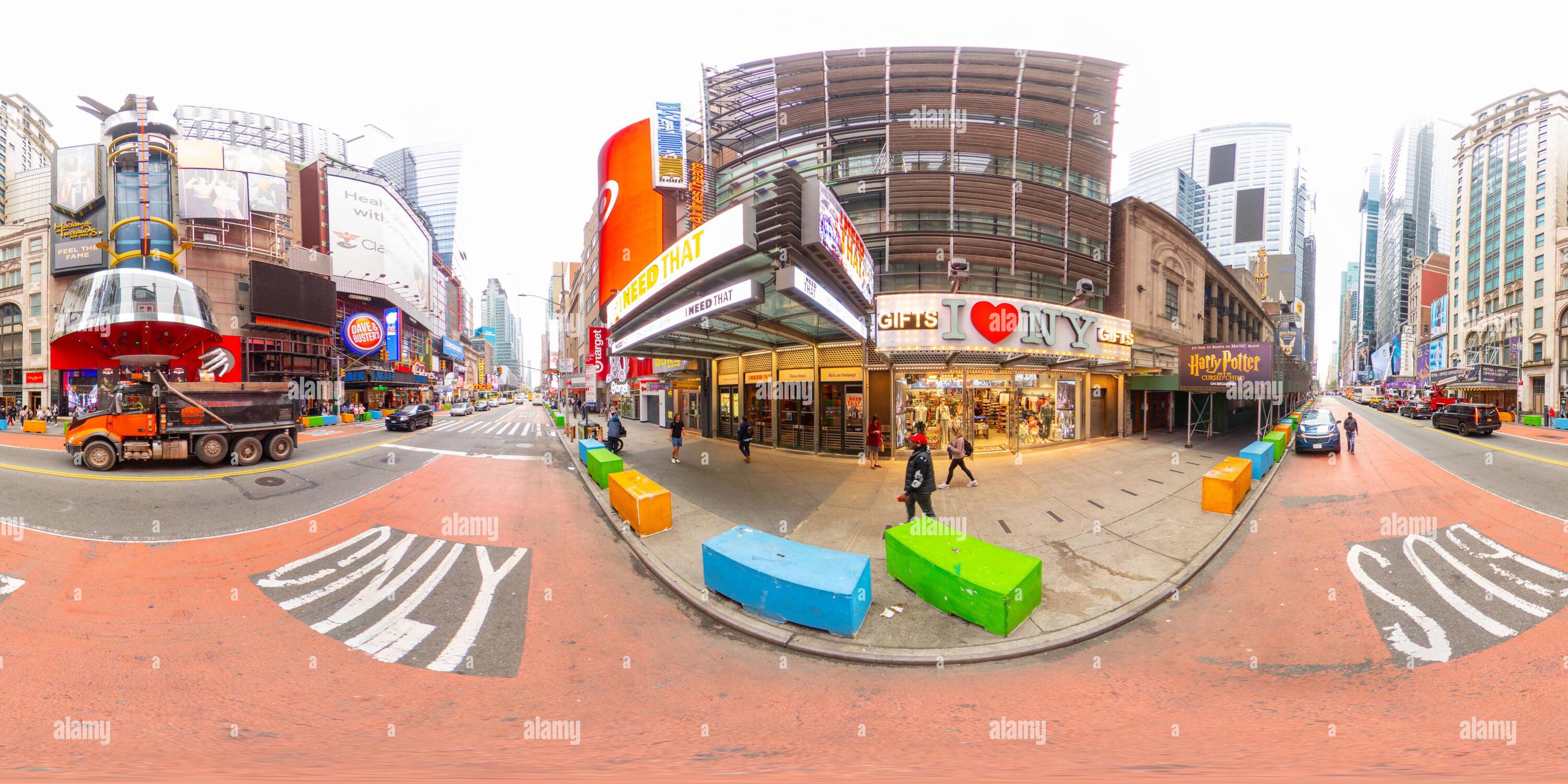 360 Grad Panorama Ansicht von New York, NY, USA - 27. Oktober 2023: Souvenirläden in New York W 42nd Street. 360 VR äquirechteckiges Foto