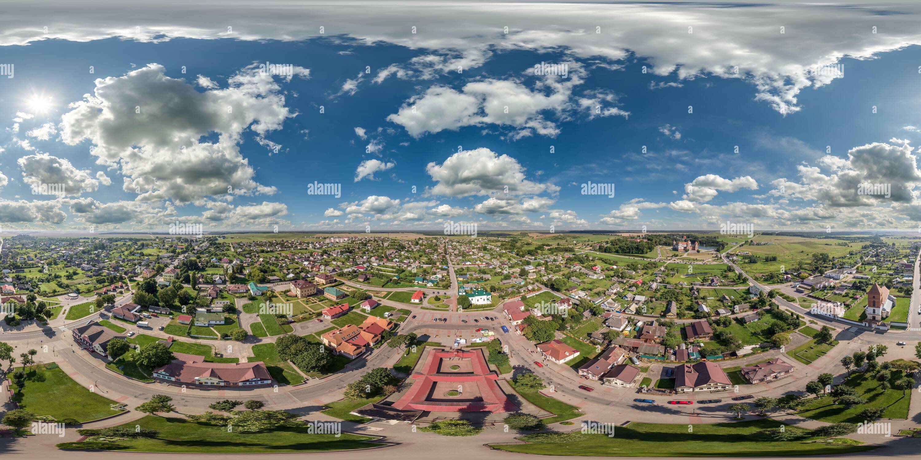 360 Grad Panorama Ansicht von hdri 360 Panoramablick aus großer Höhe auf Gebäude, Kirchen und Marktplatz der Provinzstadt in gleicheckiger, nahtloser Sphäre