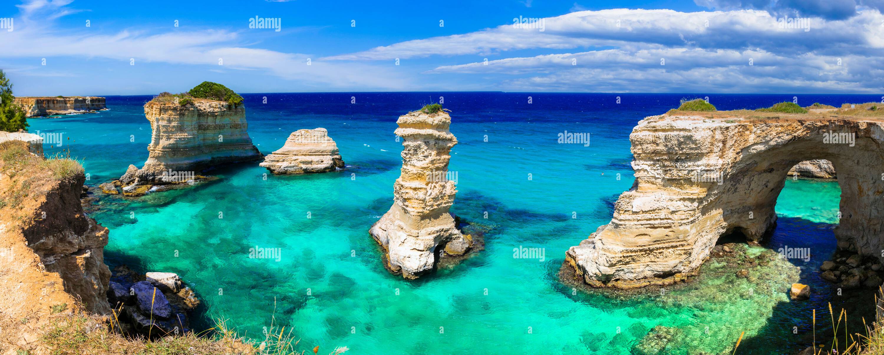 360 Grad Panorama Ansicht von Italienische Sommerferien. Wundervolle Meereslandschaft in Apulien. 'Torre di Sant Andrea' - berühmte Felsformationen in der Nähe von Otranto und populärem Strand. Italien