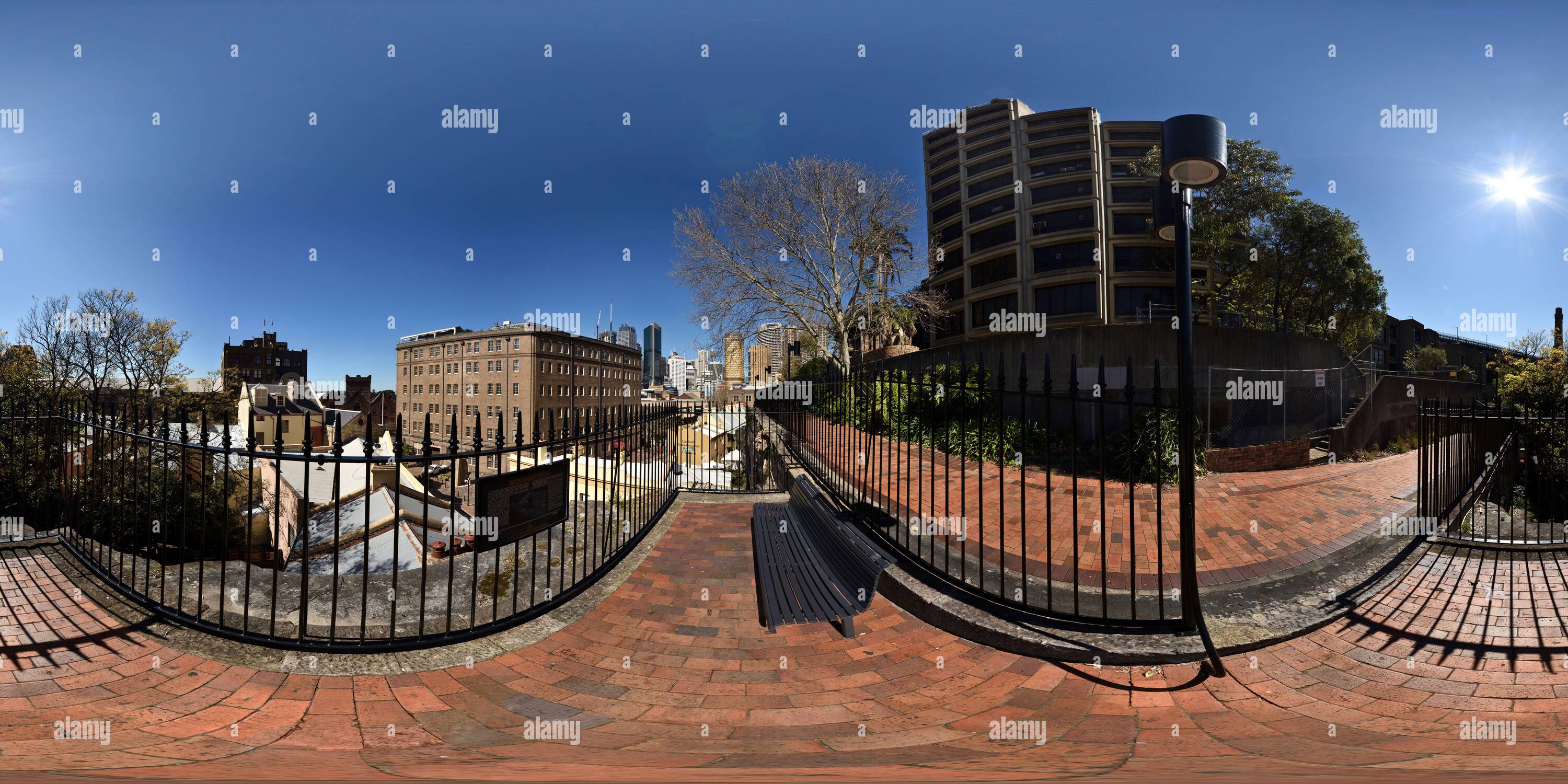 360 Grad Panorama Ansicht von Ein 360°-Panoramablick vom Bunkers Hill Lookout in the Rocks, von unterhalb des brutalistischen Sirius-Gebäudes am Gloucester Walk, Sydney, Australien