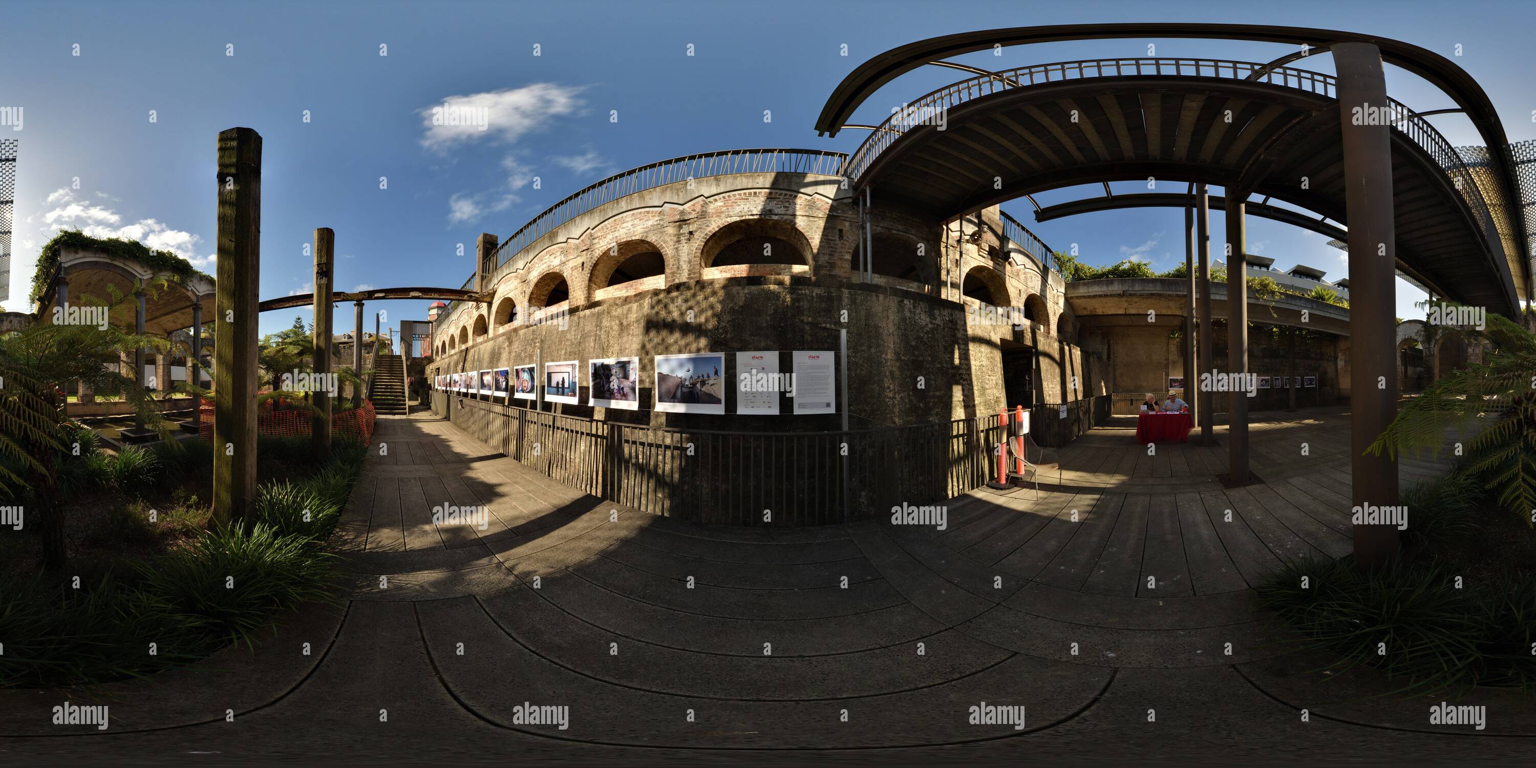 360 Grad Panorama Ansicht von Besuchen Sie die Fotoausstellung in den Paddington Reservoir Gardens