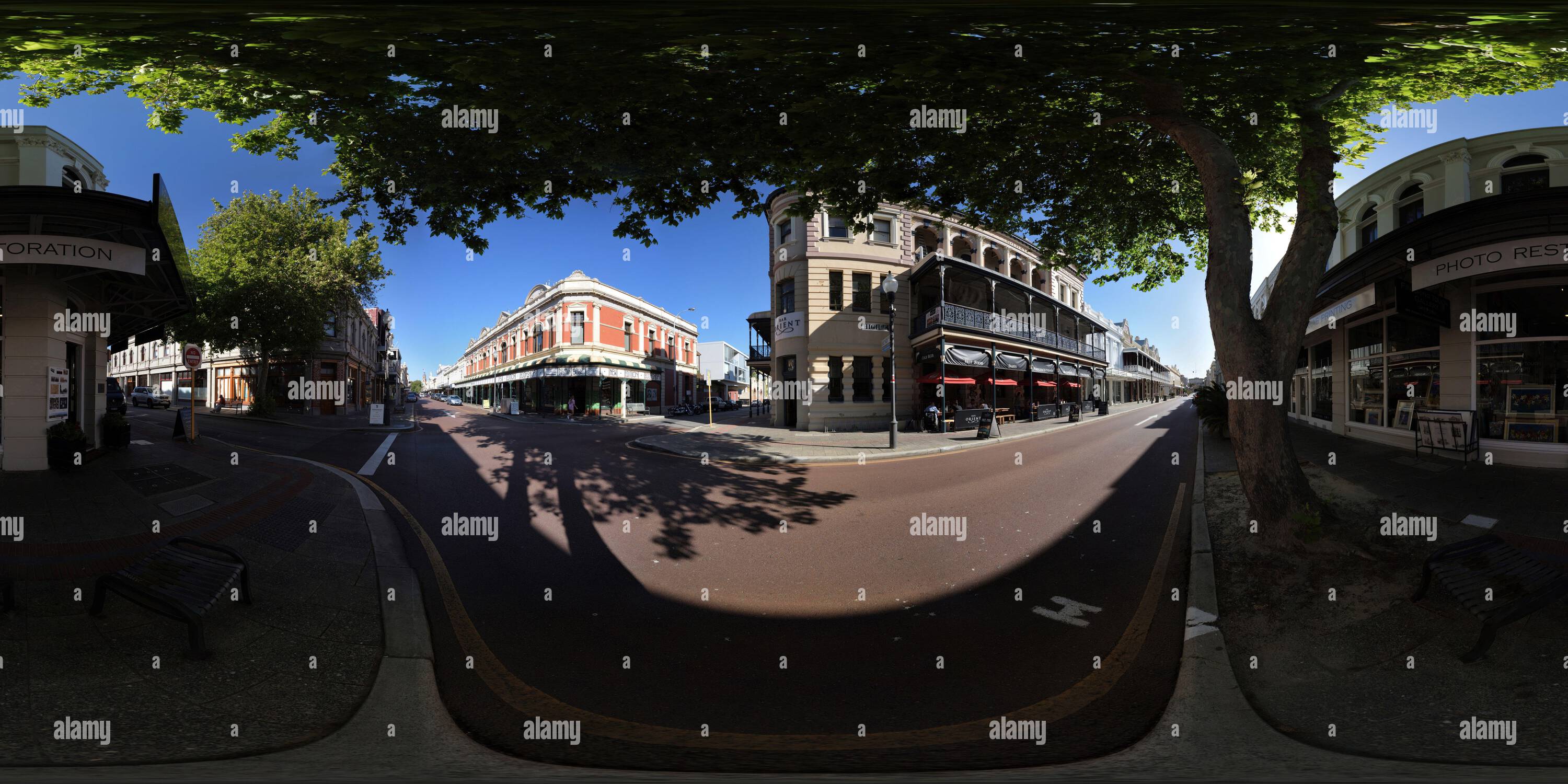 360 Grad Panorama Ansicht von High St Fremantle - Hotel Orient, New Edition Bookshop und die viktorianische und edwardianische Straßenlandschaft 360° Panorama Western Australia