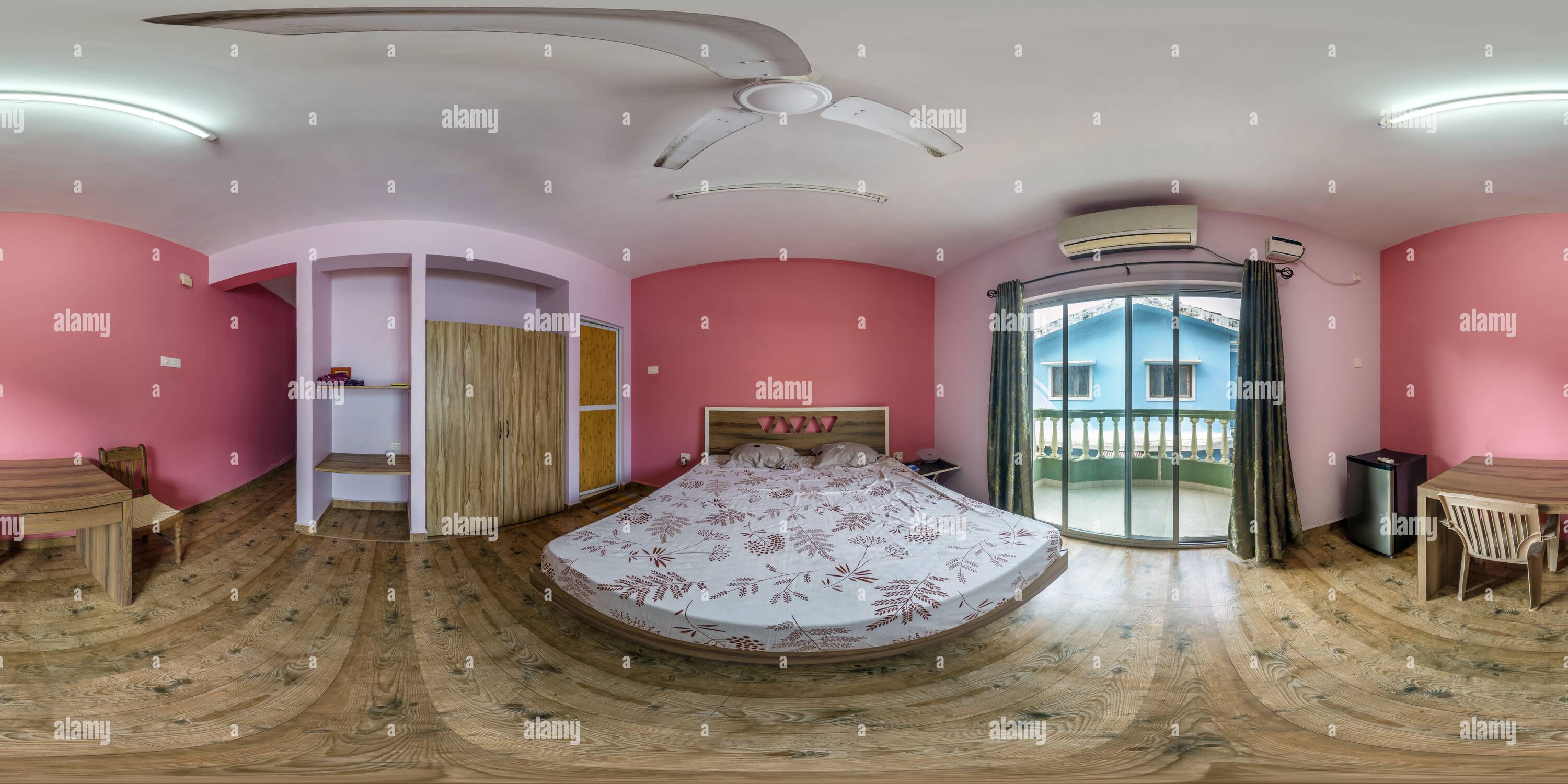 360 Grad Panorama Ansicht von Vollständiges nahtloses kugelförmiges hdri 360-Panorama im Inneren des günstigen Gästehauses mit pinkfarbenen Wänden und indischem Stil und Zugang zum Balkon in Ausstattung