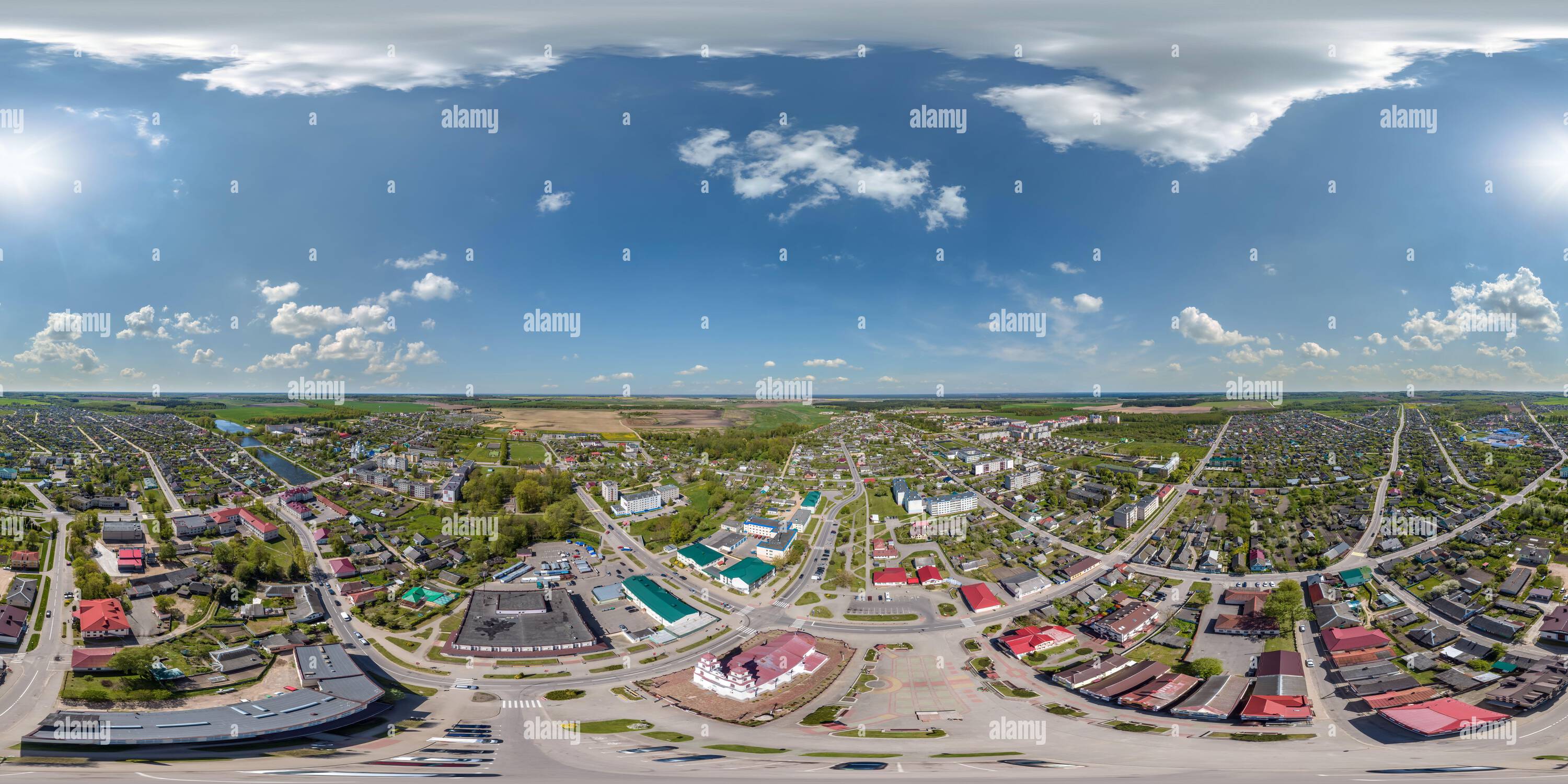 360 Grad Panorama Ansicht von hdri 360 Panoramablick aus großer Höhe auf Gebäude, Kirchen und Marktplatz der Provinzstadt in gleicheckiger, nahtloser Sphäre