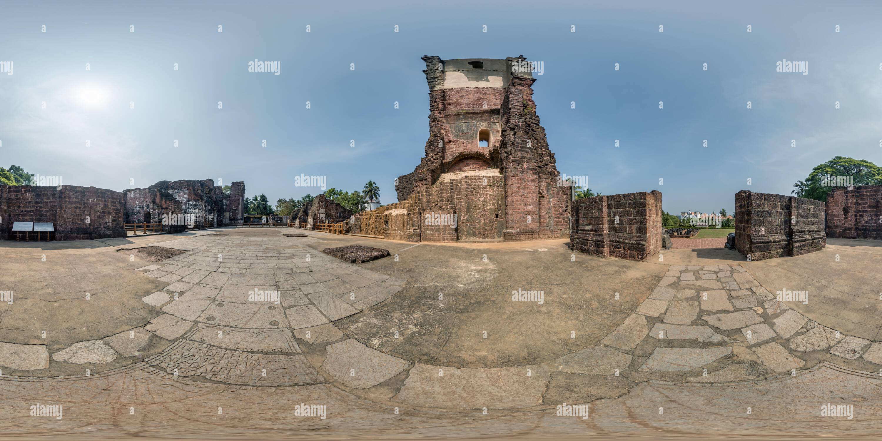 360 Grad Panorama Ansicht von Voll kugelförmiges hdri 360 Panorama in der Nähe von Stein verlassenen Ruinen Turm der portugiesischen Kirche im alten goa indien in gleicheckiger Projektion, VR AR virtuelle r