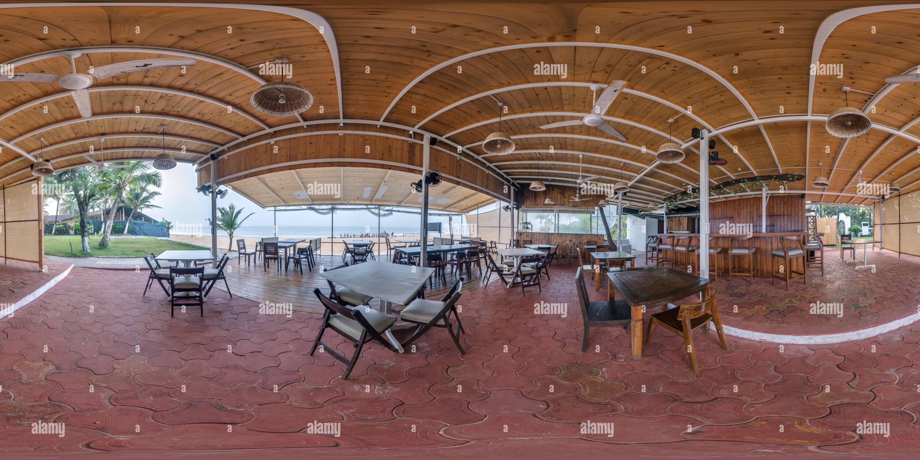 360 Grad Panorama Ansicht von 360 hdri-Panorama in einer tropischen Hütte oder einem Open-Air-Café am Strand mit Kokospalmen an der Meeresküste in gleicheckiger, sphärischer, nahtloser Projektion,