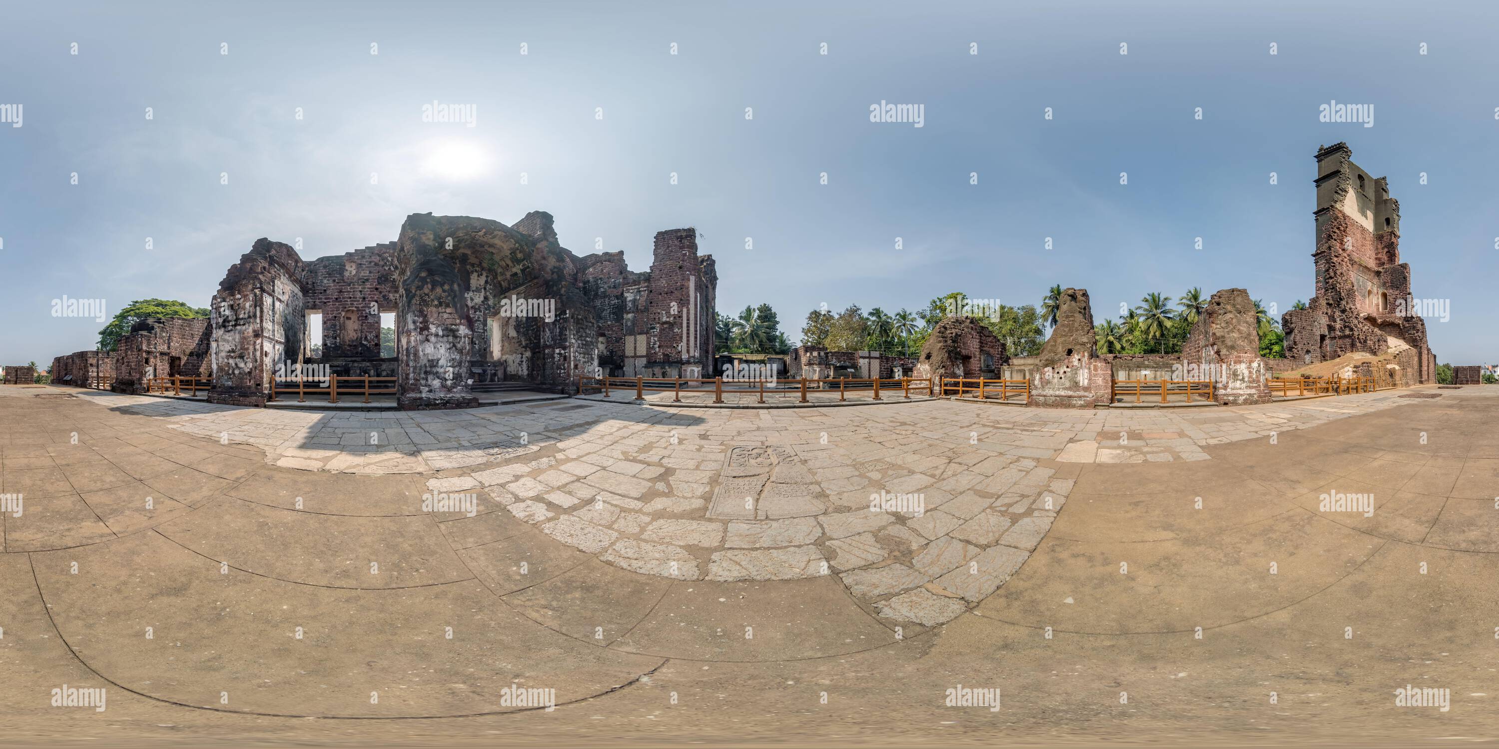360 Grad Panorama Ansicht von Voll kugelförmiges hdri 360 Panorama in der Nähe von Stein verlassenen Ruinen Turm der portugiesischen Kirche im alten goa indien in gleicheckiger Projektion, VR AR virtuelle r