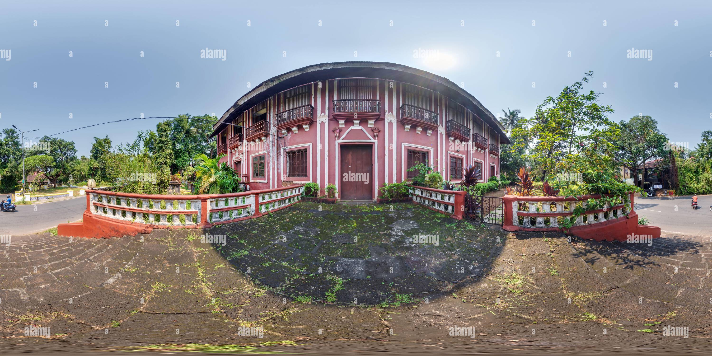 360 Grad Panorama Ansicht von Nahtloser, sphärischer hdr 360-Panoramablick auf die grüne Straße mit Hütten, Villen und Kokospalmen in einem indischen Dorf in gleicheckigem Proje