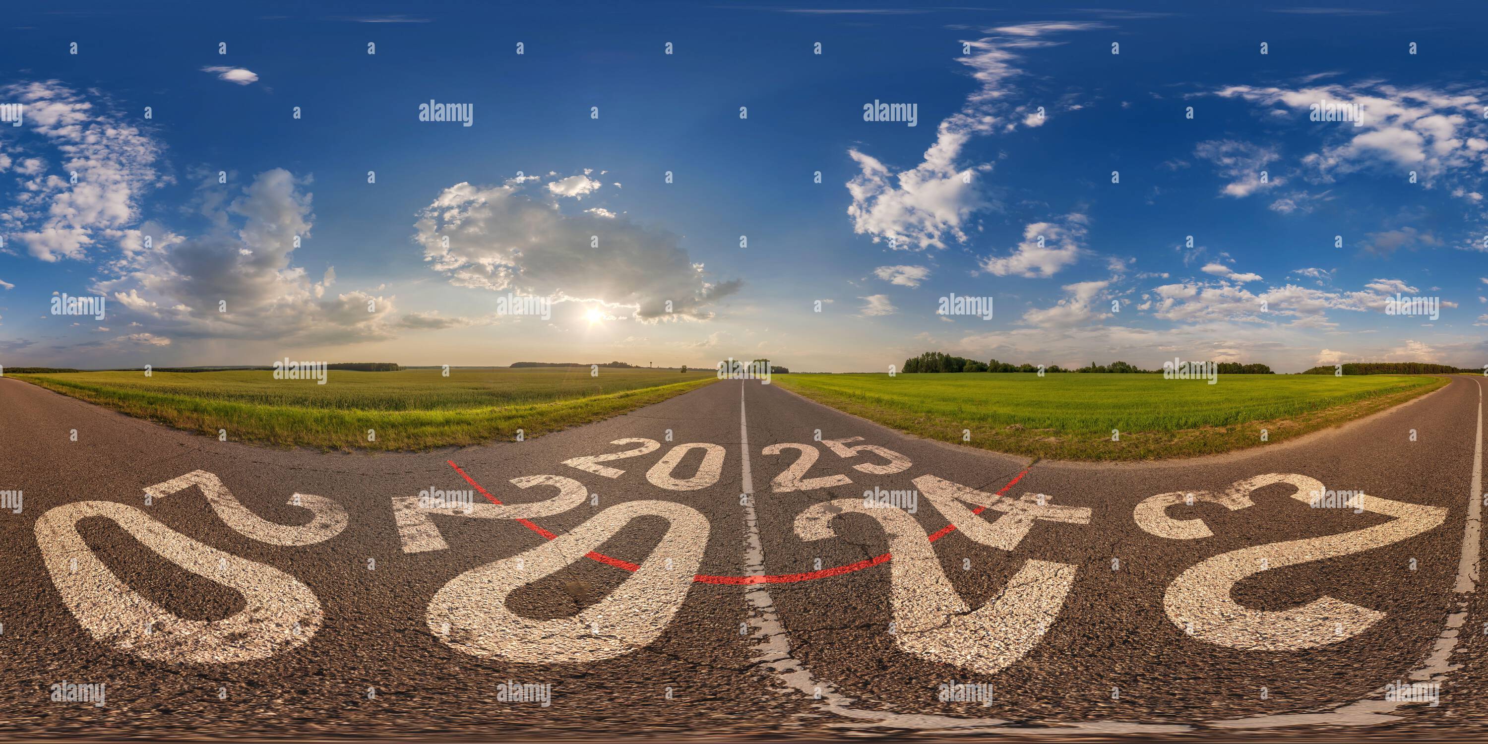 360 Grad Panorama Ansicht von hdri 360 Panoramablick auf Asphaltstraße mit den Nummern 2023, 2024, 2025 zwischen Feldern bei Abendsonnenversatz mit überwältigenden Wolken in gleicheckigem nahtlosem sp