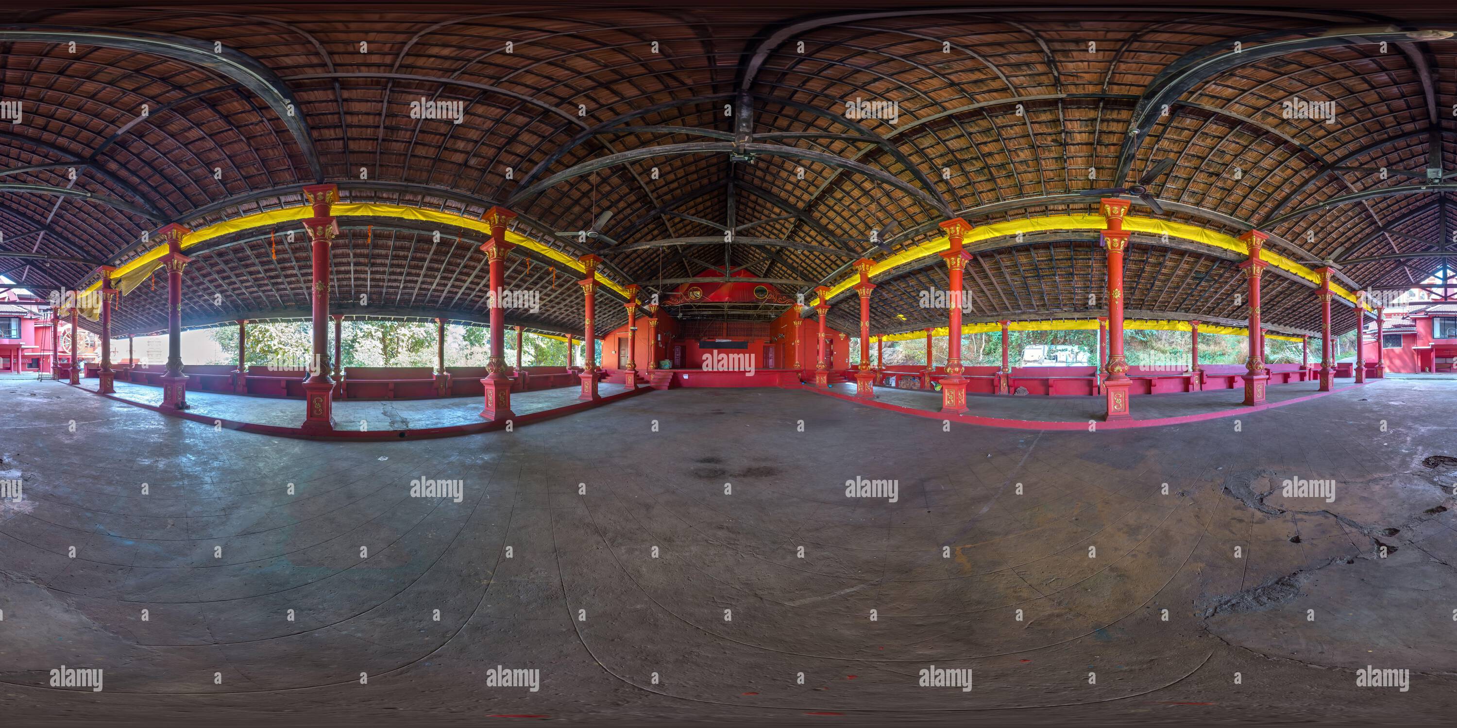 360 Grad Panorama Ansicht von hdri 360 Panorama im großen Saal des hindu maruti Tempels der Affengöttin hanuman in der indischen Tropenstadt in roter Farbe in gleicheckiger Projektion. VR AR