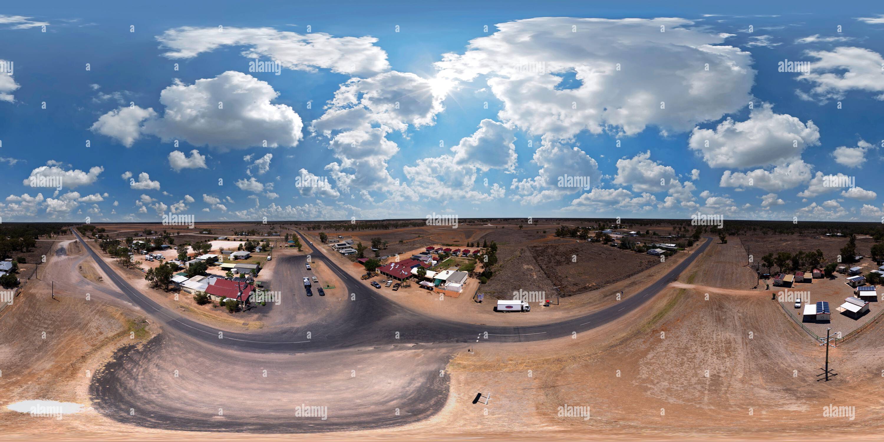 360 Grad Panorama Ansicht von 360°-Luftpanorama des abgelegenen NSW/QLD-Grenzdorfes Hebel Queensland Australien