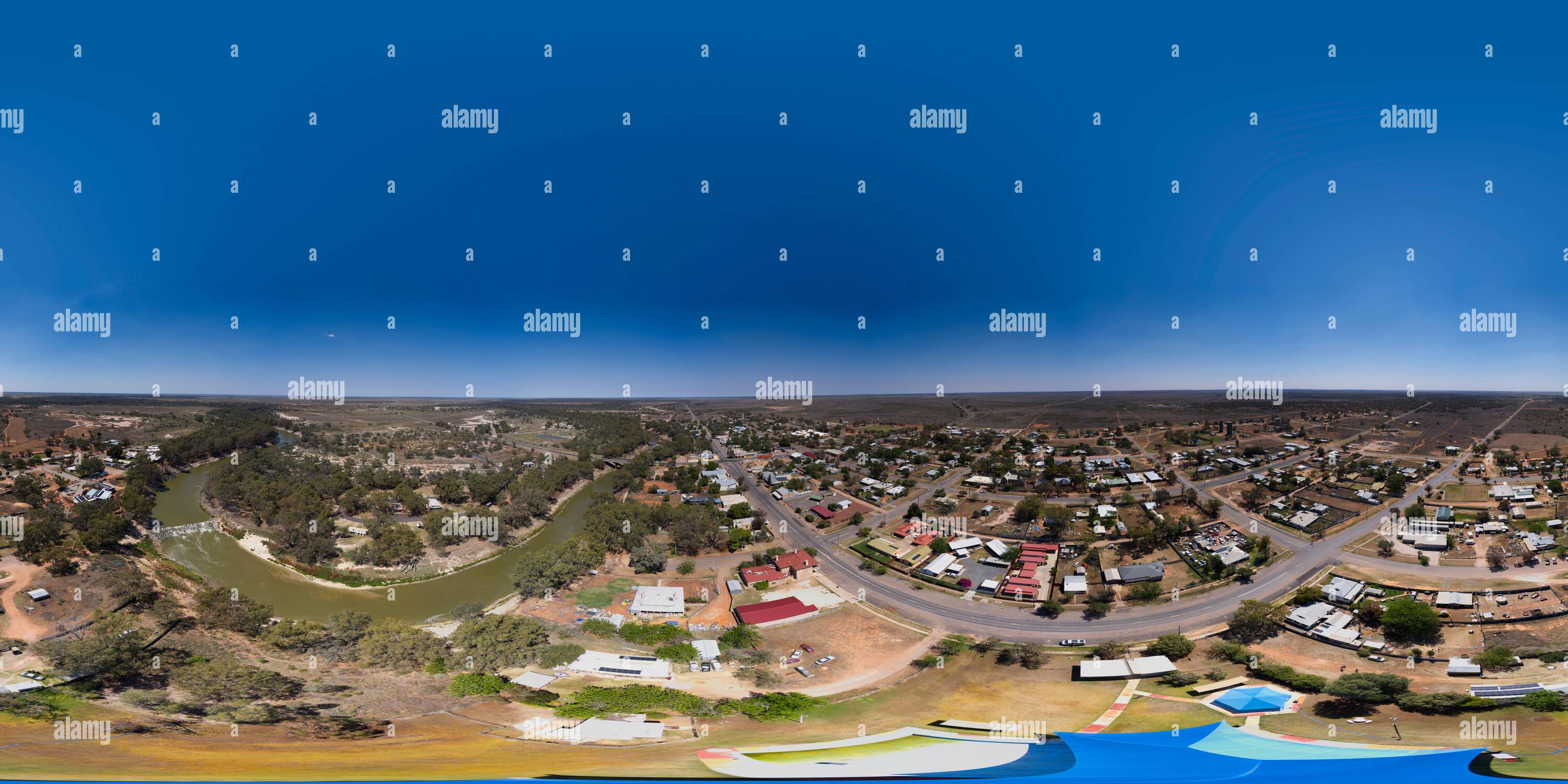 360 Grad Panorama Ansicht von 360° Luftpanorama des Flusstadts Wilcannia am Ufer des Baaka - Darling River New South Wales Australien