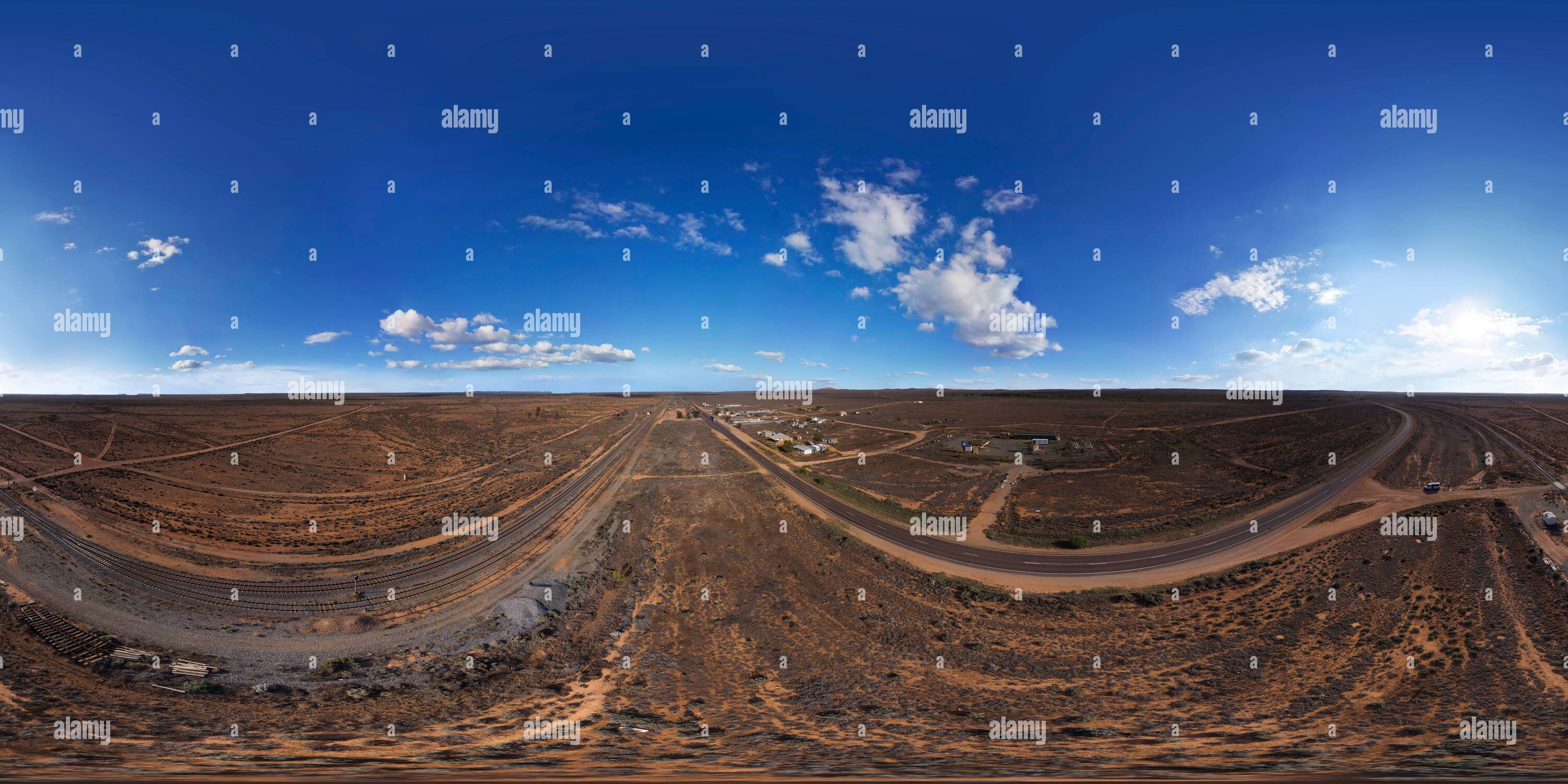 360 Grad Panorama Ansicht von 360°-Luftpanorama des ehemaligen Eisenbahnarbeiterdorfes Olary in South Australia