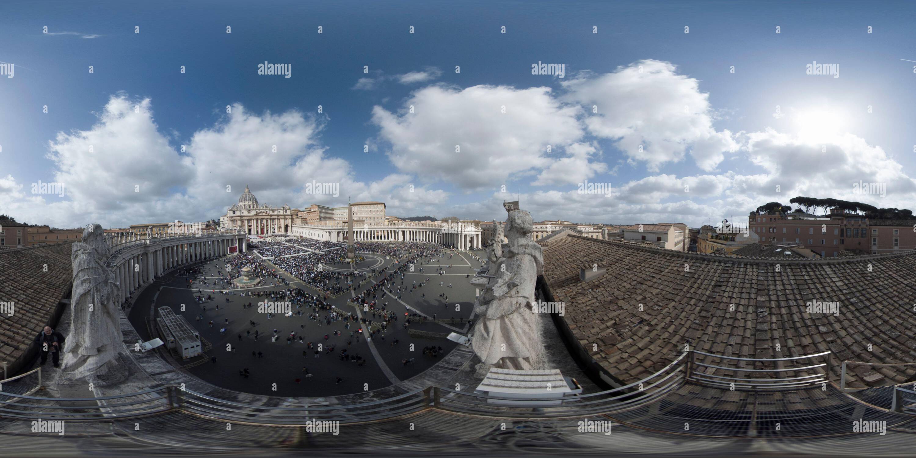 360 Grad Panorama Ansicht von Blick auf den Petersplatz während der Ostermesse vom Fußweg über dem Braccio Carlo Magno von Berninis Kolonnade im Vatikan, Rom, Italien.