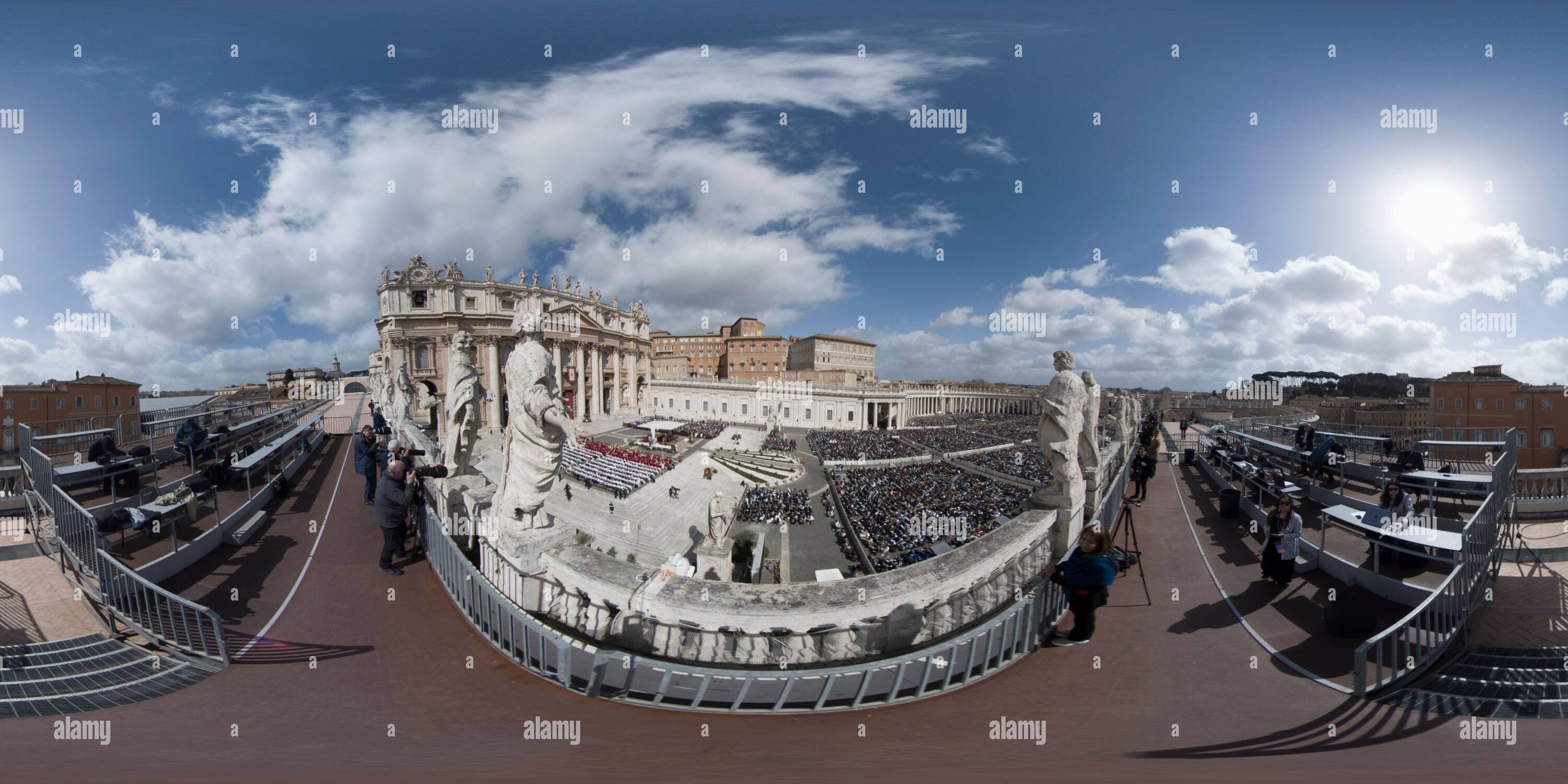 360 Grad Panorama Ansicht von Blick auf den Petersplatz während der Ostermesse vom Fußweg über dem Braccio Carlo Magno von Berninis Kolonnade im Vatikan, Rom, Italien.