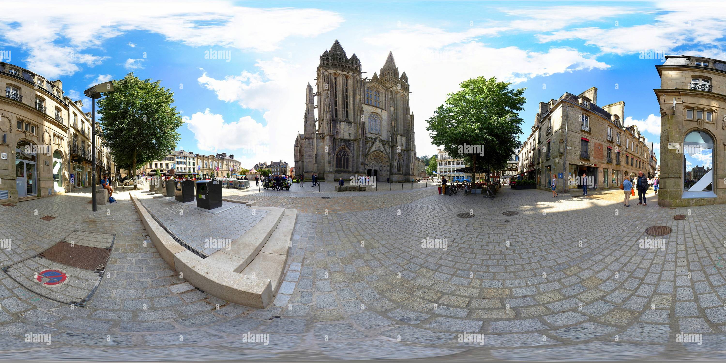 360 Grad Panorama Ansicht von Außenansicht der Quimper Cathedral