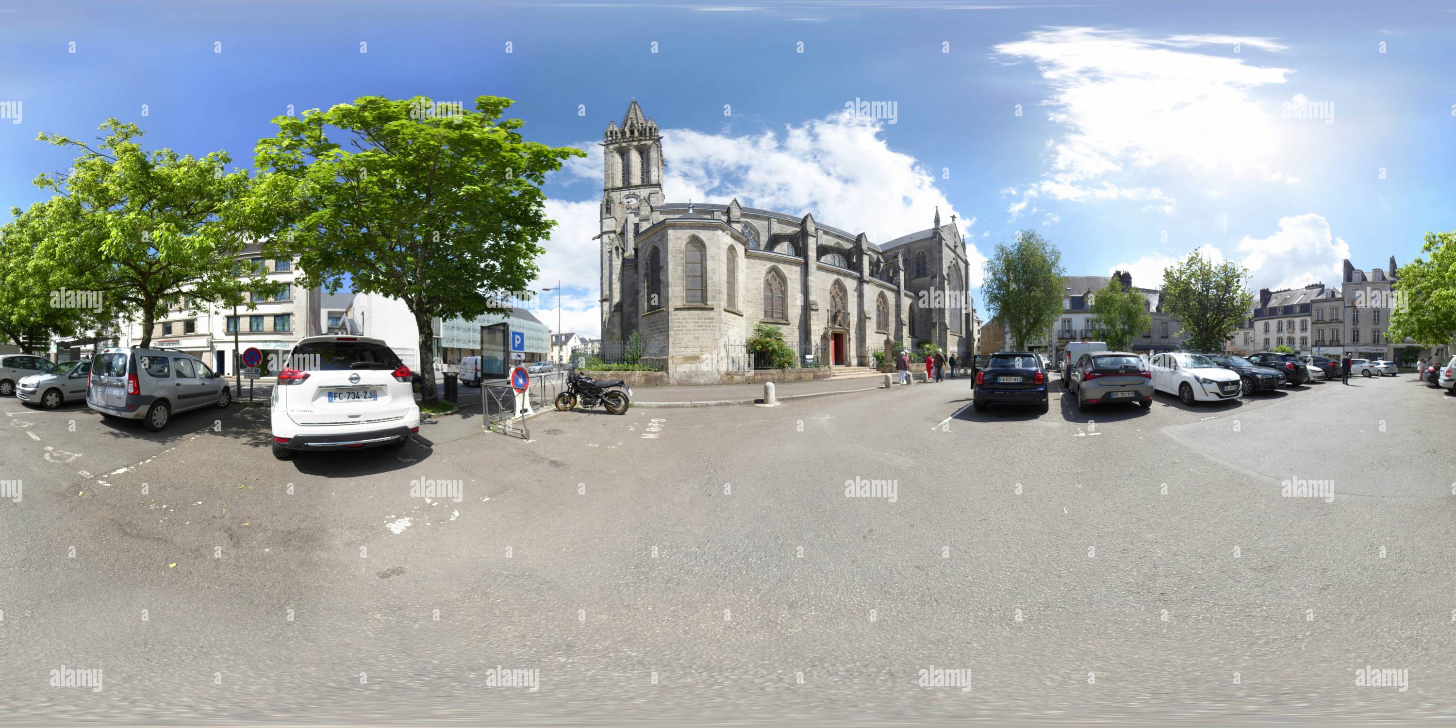 360 Grad Panorama Ansicht von Außenansicht der Kirche Quimper Saint Mathieu