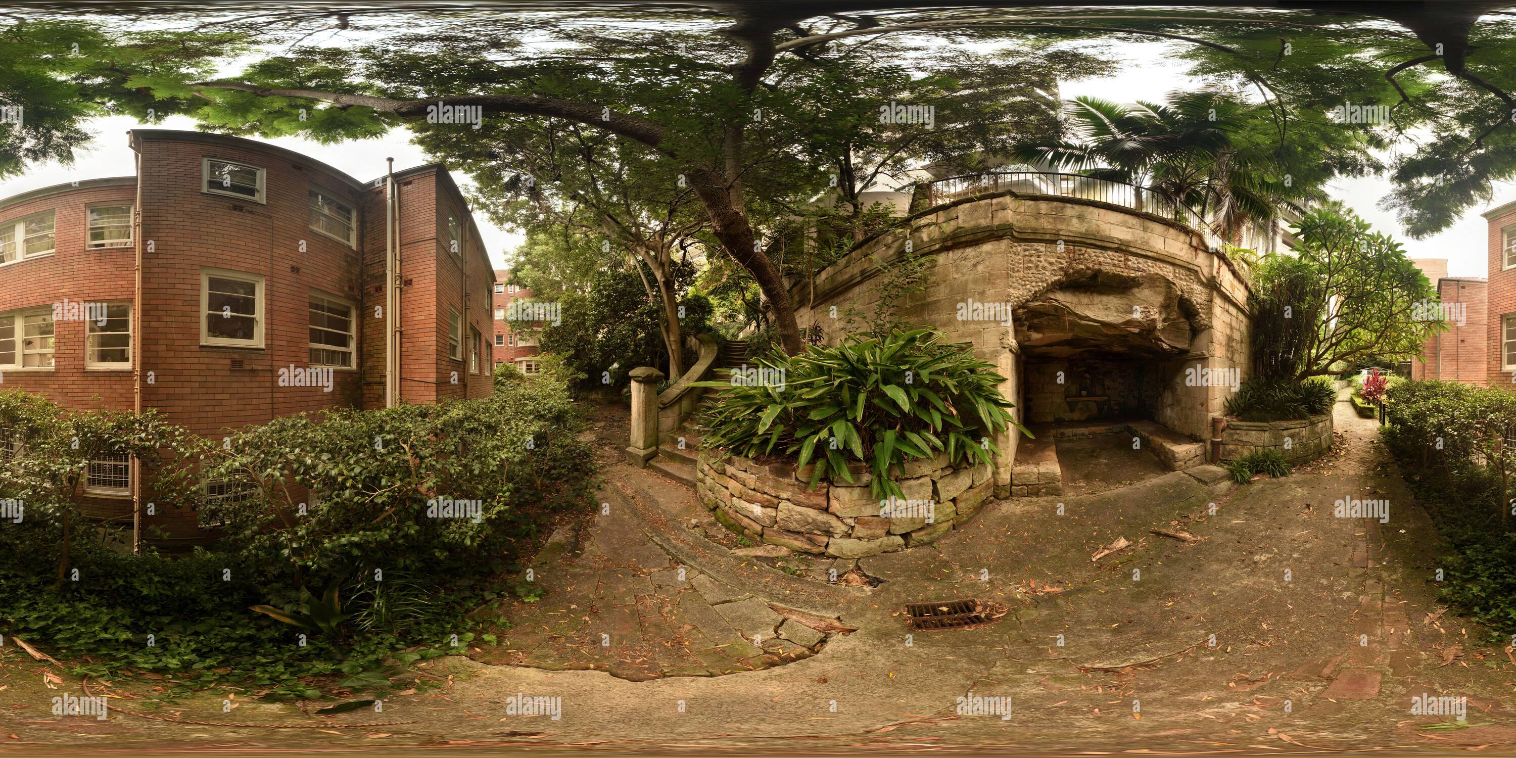 360 Grad Panorama Ansicht von Grotto of Elizabeth Bay House Gardens, umgeben von Wohnblocks aus dem 20. Jahrhundert, Sydney, Australien