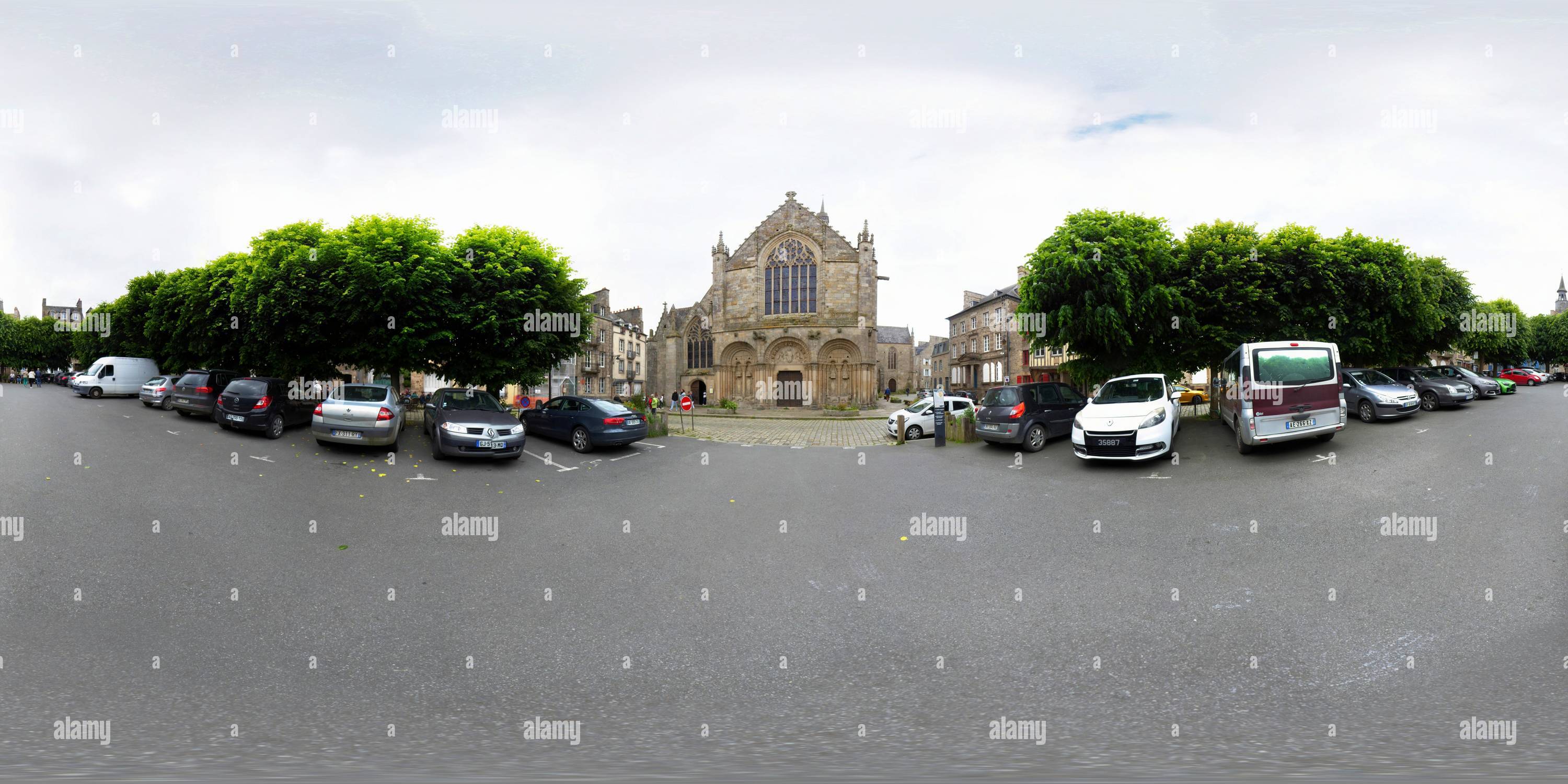 360 Grad Panorama Ansicht von Äußere der Kirche Saint Savior Dinan