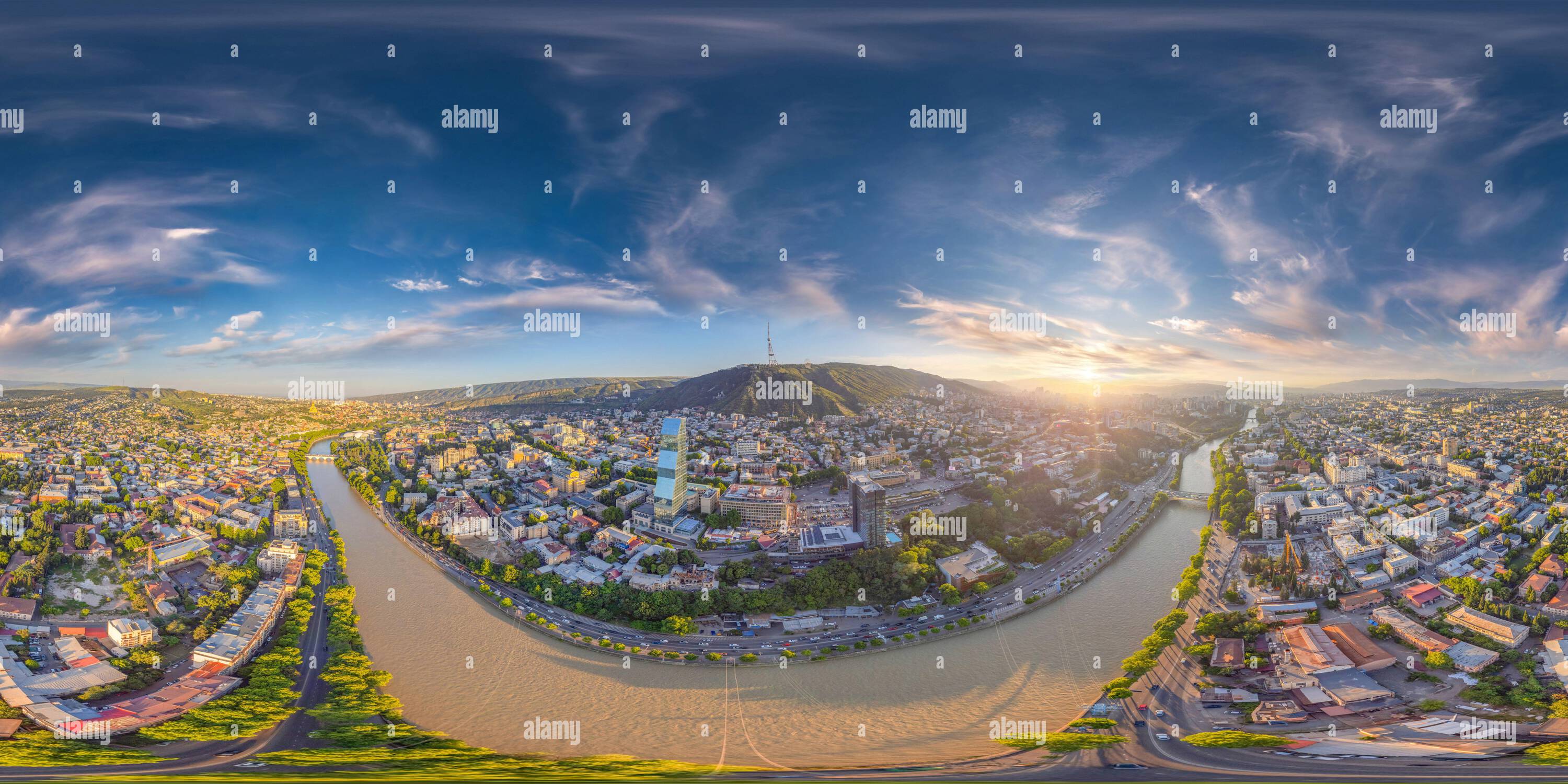 360 Grad Panorama Ansicht von Mtacminda. Kura. Mtkvari. Tbilisi Georgia Dron-Bild mit 3D-Kugelpanorama mit 360 Grad Betrachtungswinkel. Altstadt. Bereit für virtuelle Realisierung