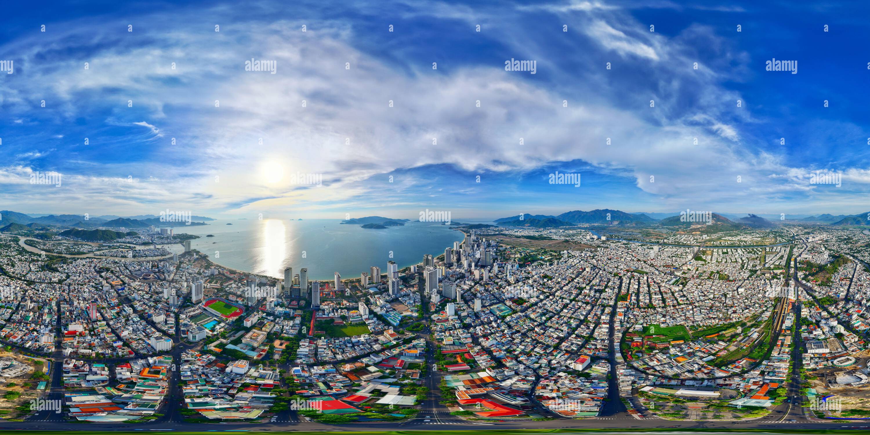 360 Grad Panorama Ansicht von Fantastischer Blick aus der Luft auf das Zentrum von Nha Trang, Vietnam.