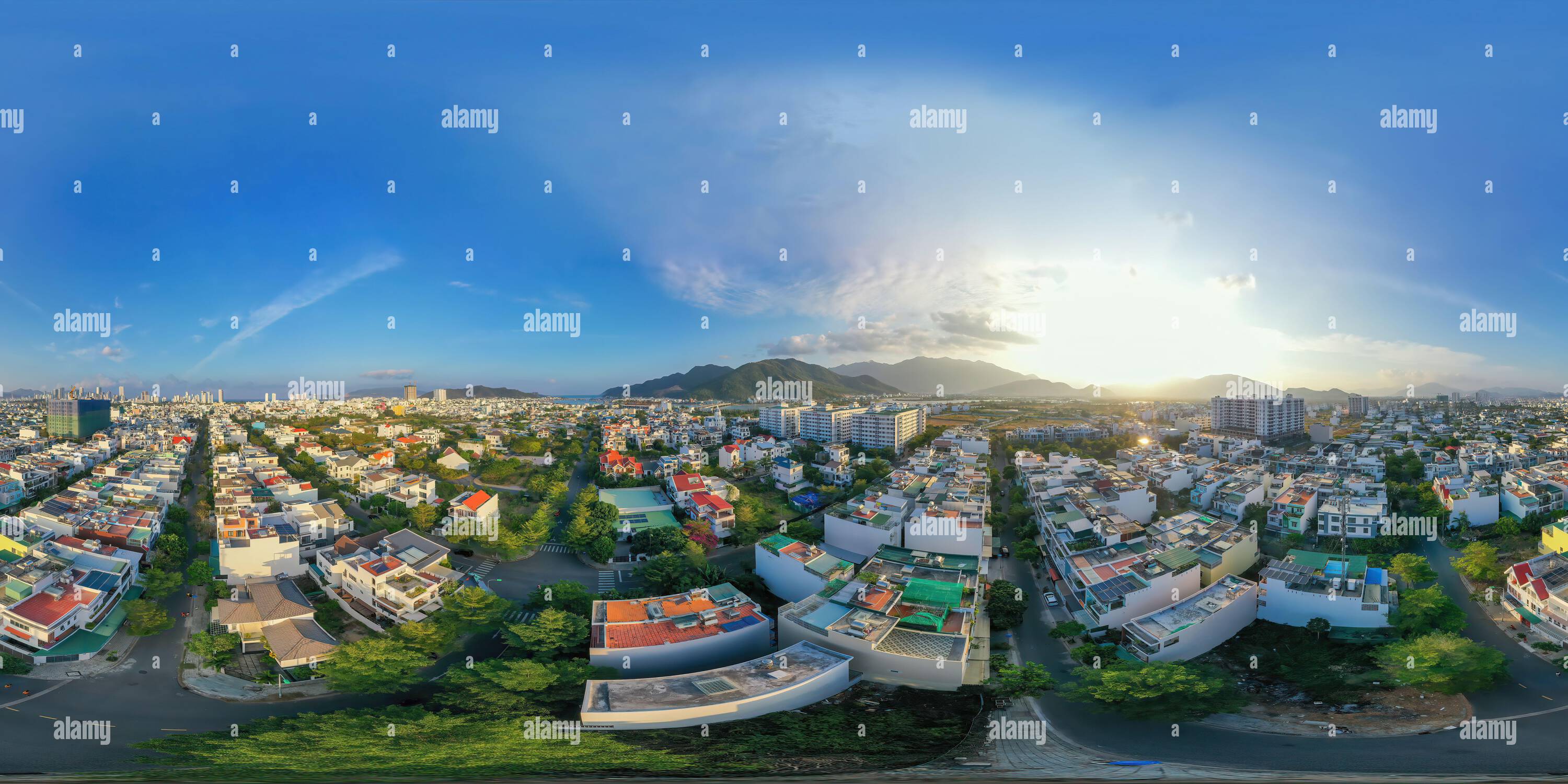 360 Grad Panorama Ansicht von Fantastischer Blick aus der Luft auf das Zentrum von Nha Trang, Vietnam.