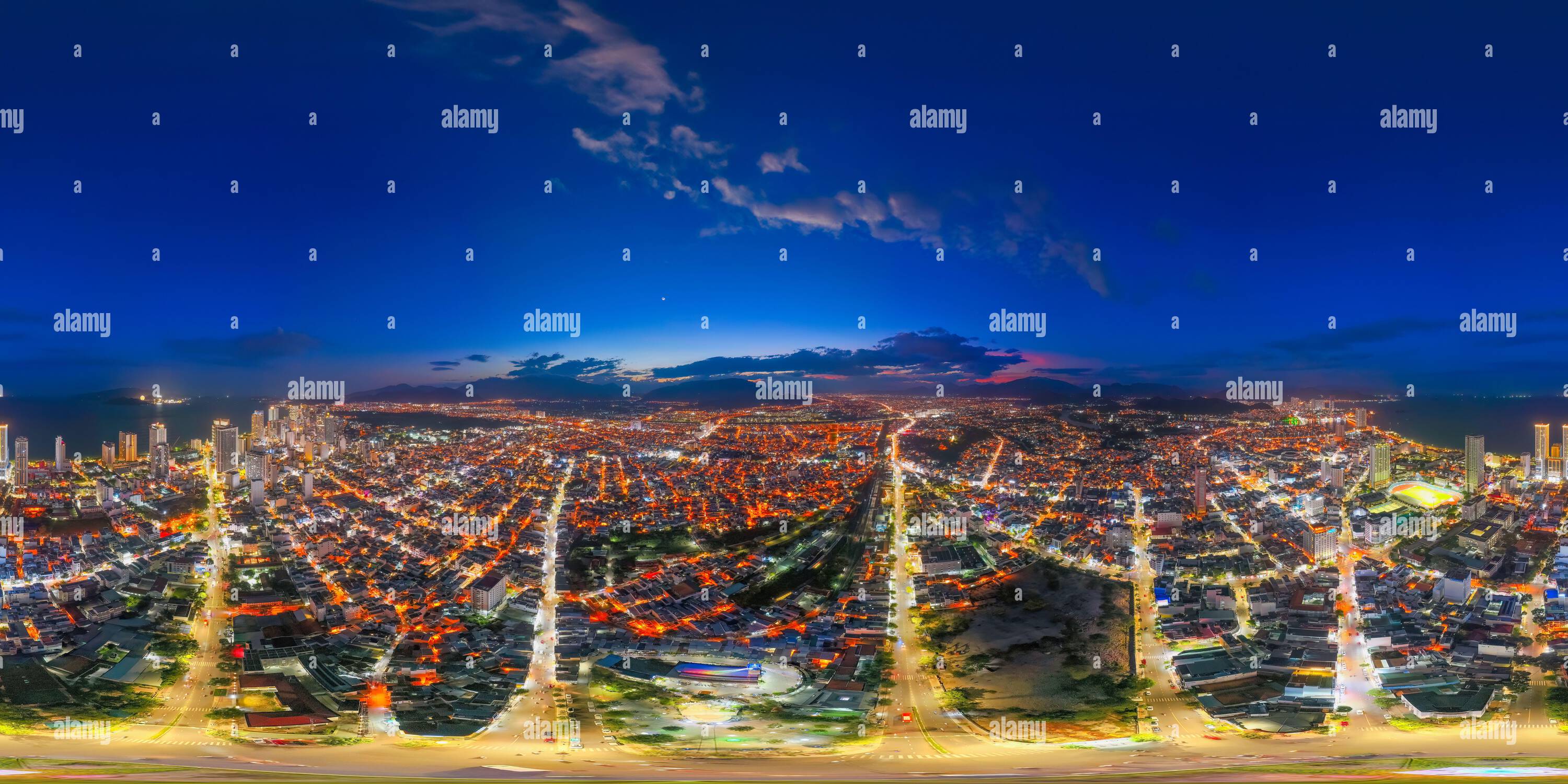 360 Grad Panorama Ansicht von 360-Grad-Panorama: Fantastischer Blick bei Nacht aus der Luft auf das Zentrum von Nha Trang, Vietnam.