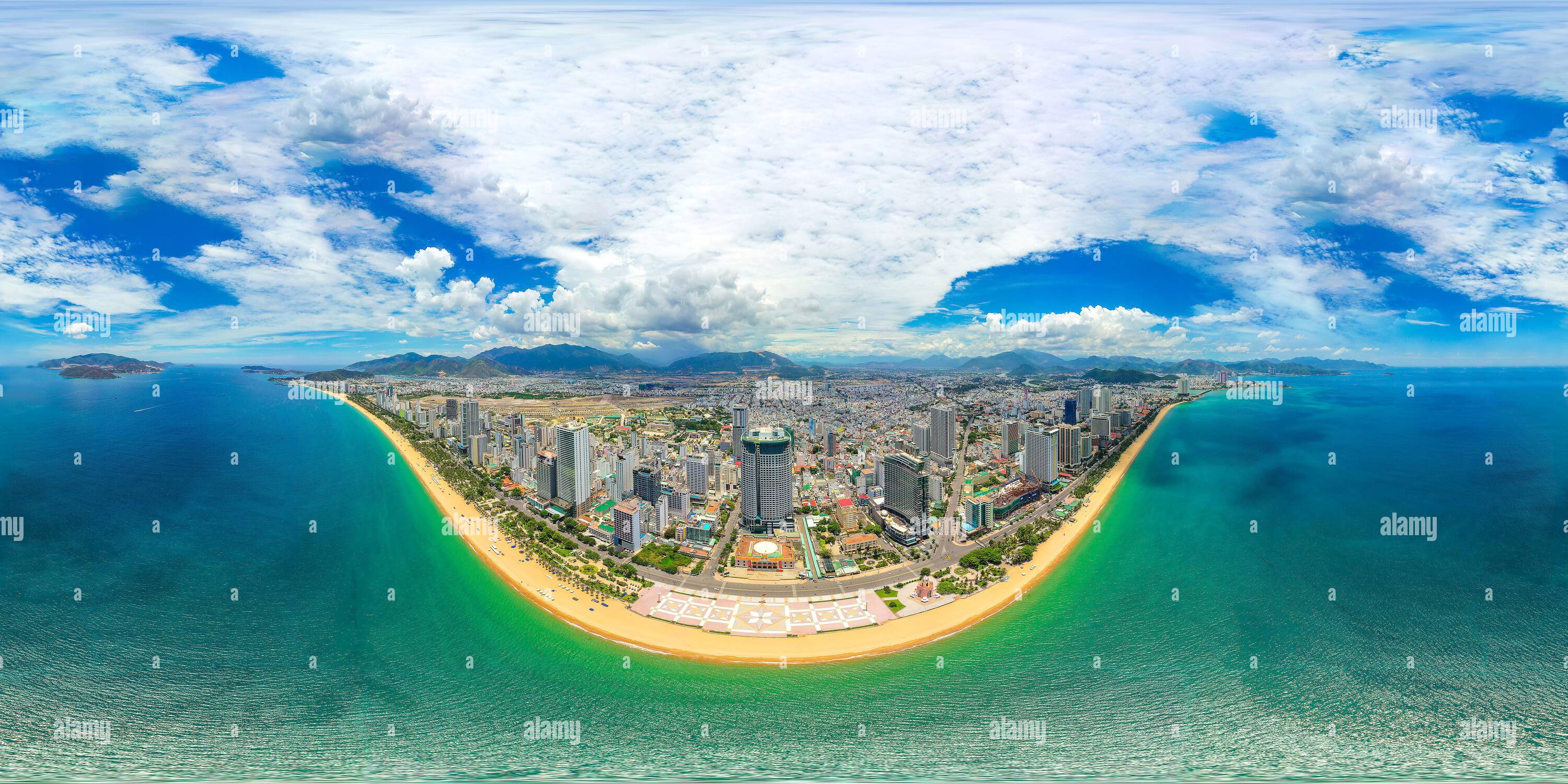 360 Grad Panorama Ansicht von 360-Grad-Panorama: : Fantastischer Blick aus der Luft auf das Zentrum von Nha Trang, Vietnam.