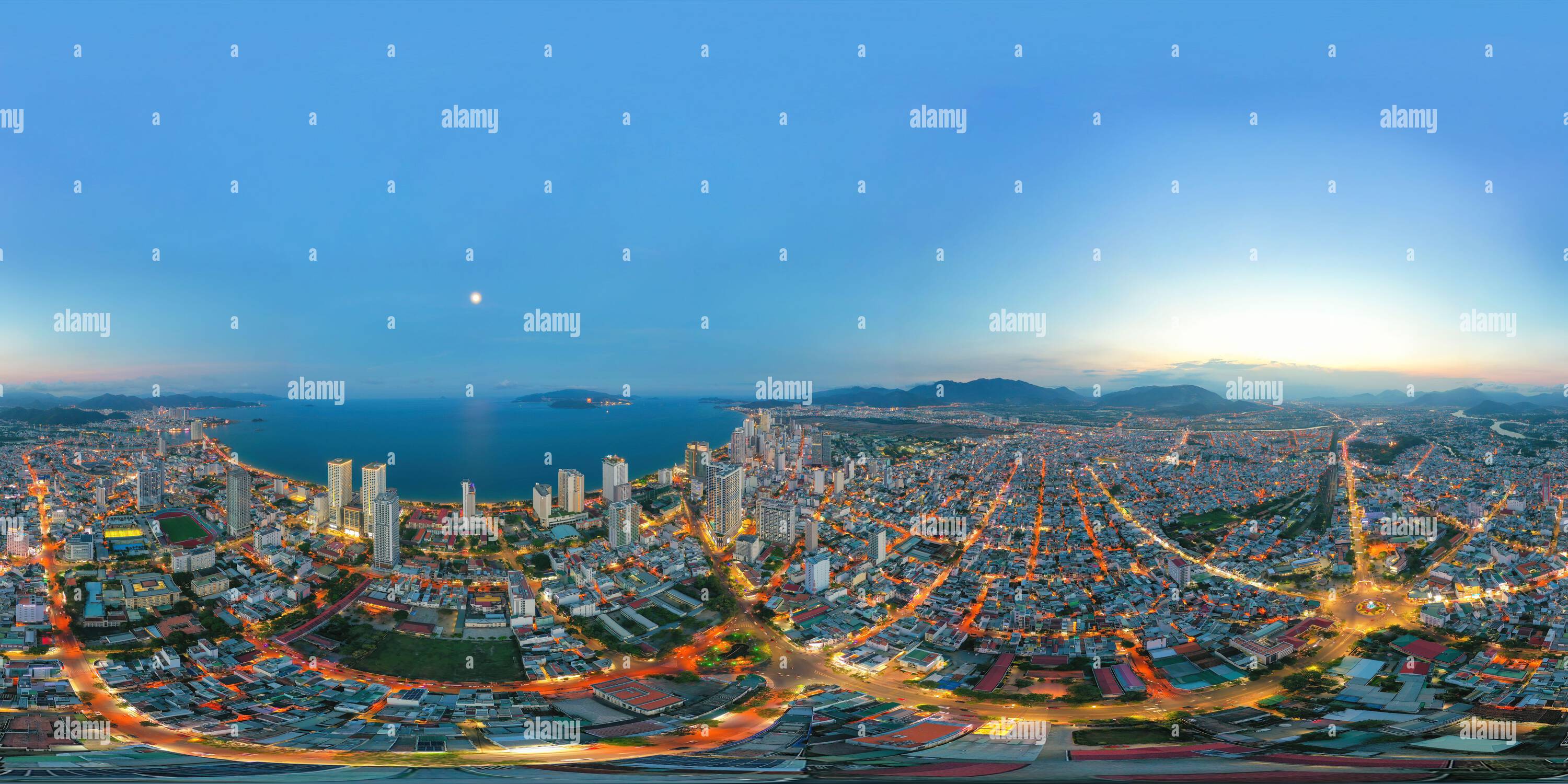 360 Grad Panorama Ansicht von 360-Grad-Panorama: Fantastischer Blick bei Nacht aus der Luft auf das Zentrum von Nha Trang, Vietnam.