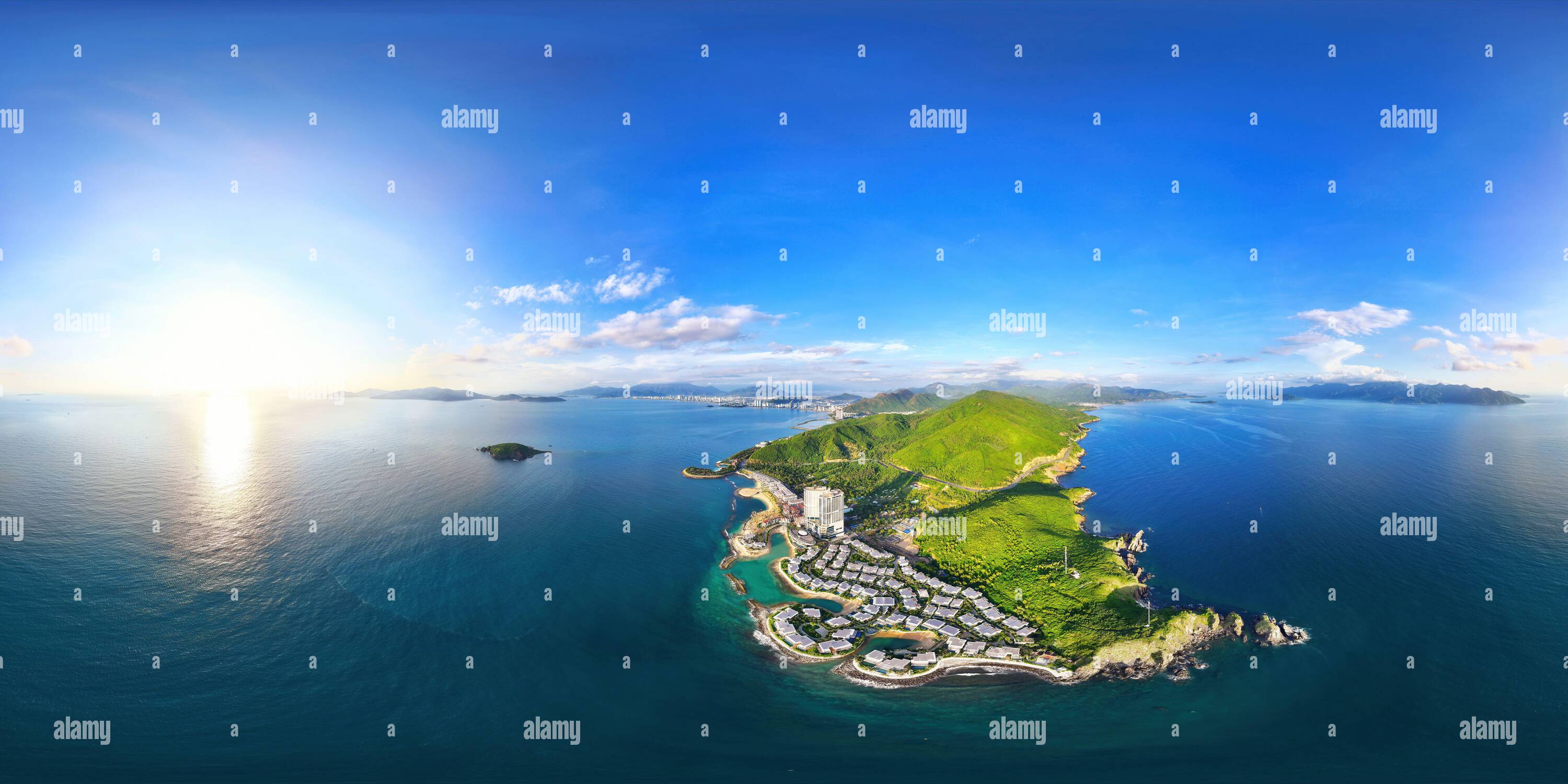 360 Grad Panorama Ansicht von 360-Grad-Panorama: : Fantastischer Blick aus der Luft auf das Zentrum von Nha Trang, Vietnam.