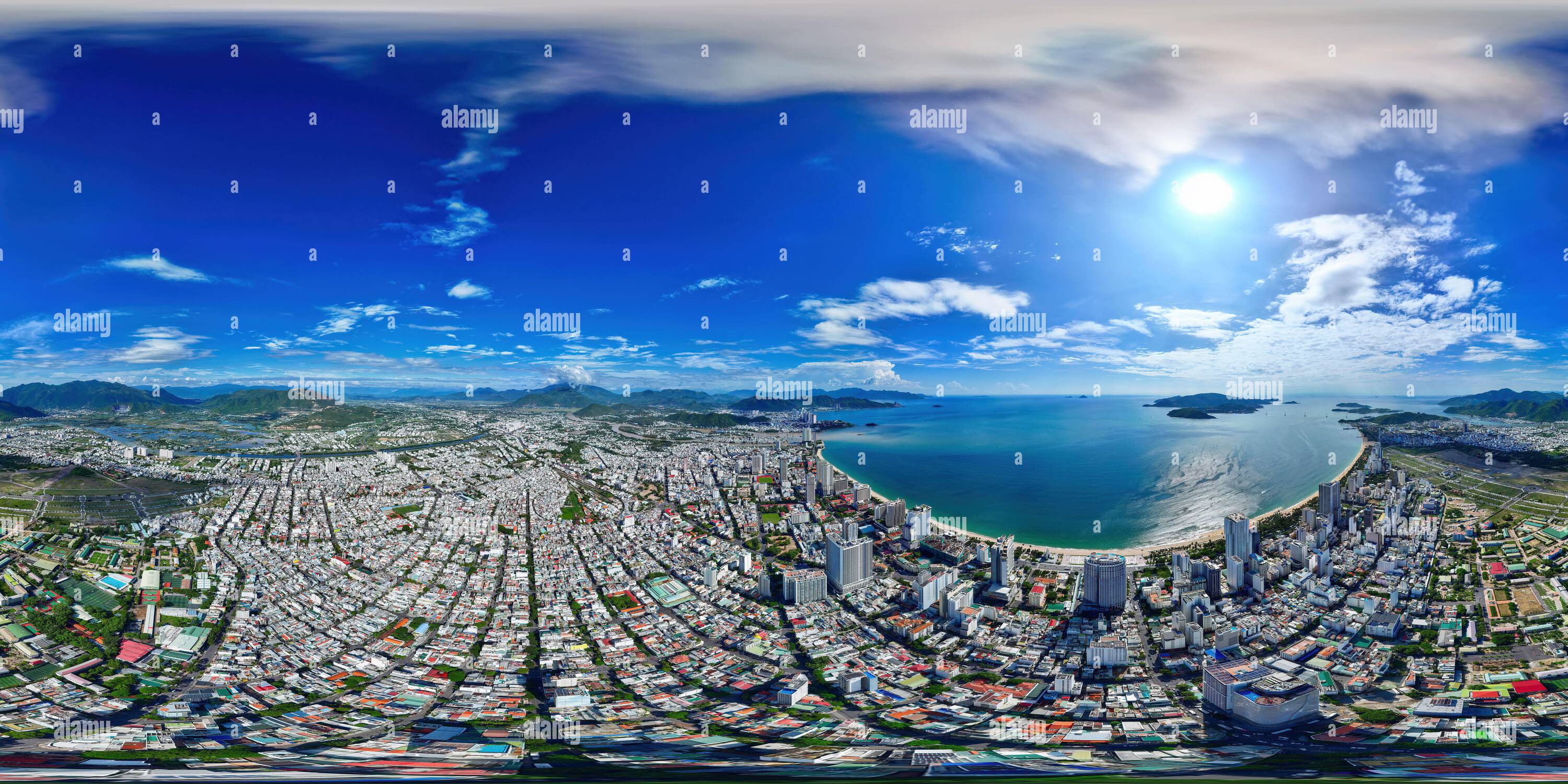 360 Grad Panorama Ansicht von 360-Grad-Panorama: : Fantastischer Blick aus der Luft auf das Zentrum von Nha Trang, Vietnam.