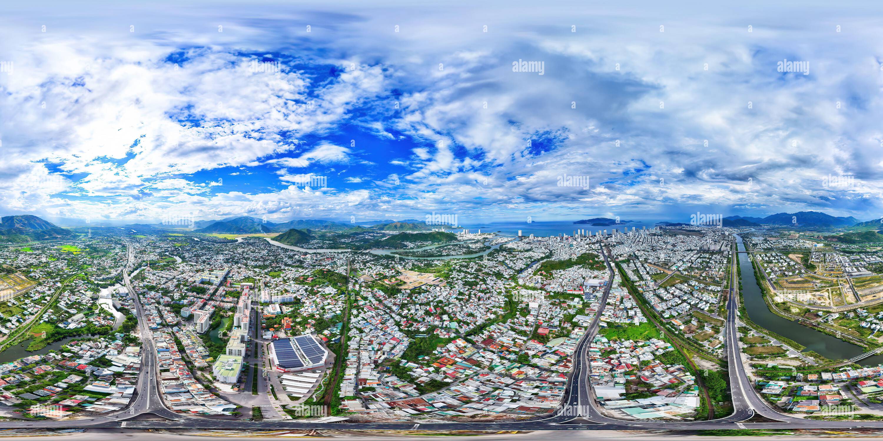 360 Grad Panorama Ansicht von 360-Grad-Panorama: : Fantastischer Blick aus der Luft auf das Zentrum von Nha Trang, Vietnam.