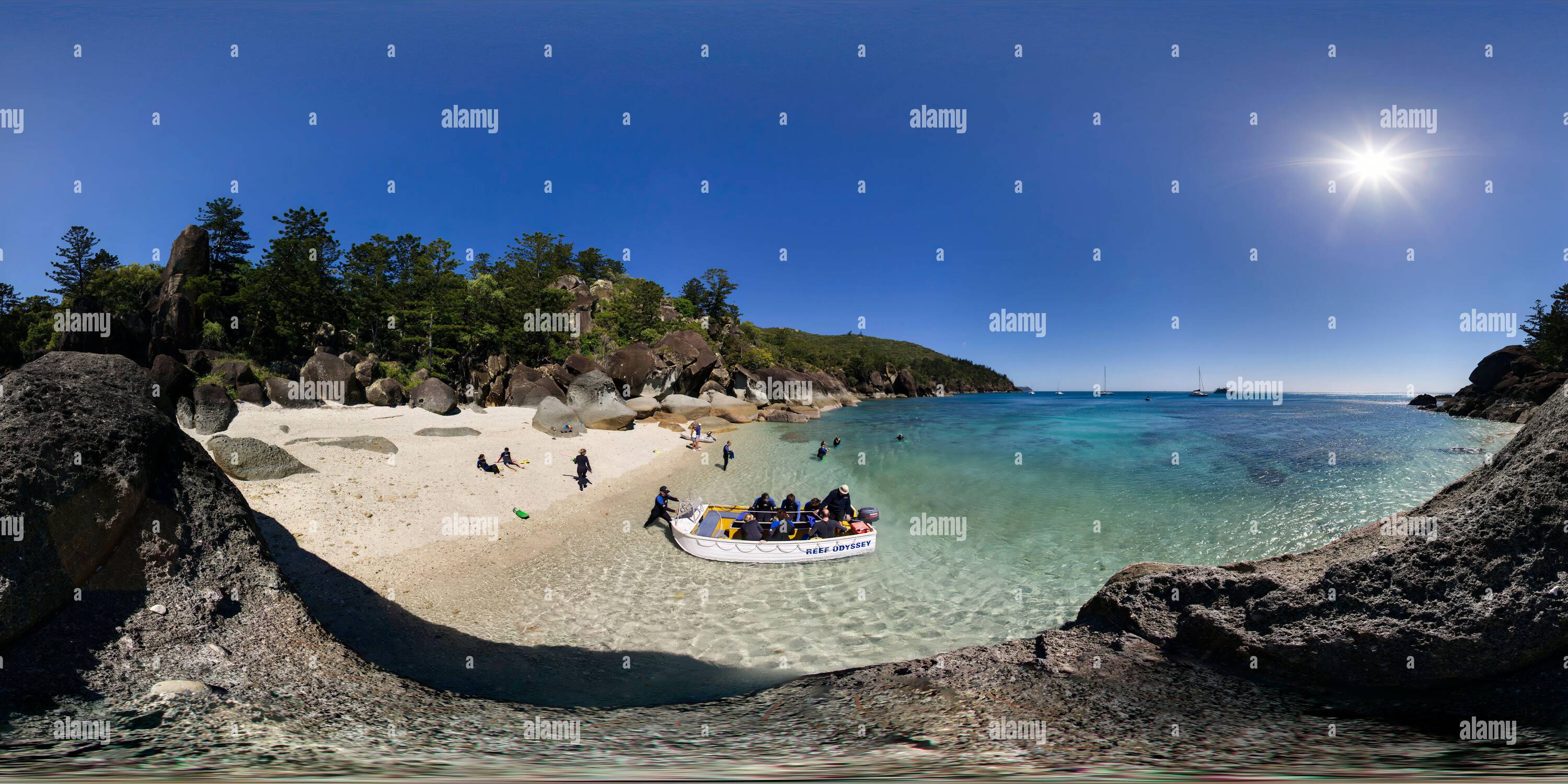 360 Grad Panorama Ansicht von Eine Gruppe von Touristen, die einen Tagesausflug nach Luncheon Bay auf Hook Island, Queensland, Australien, genießen