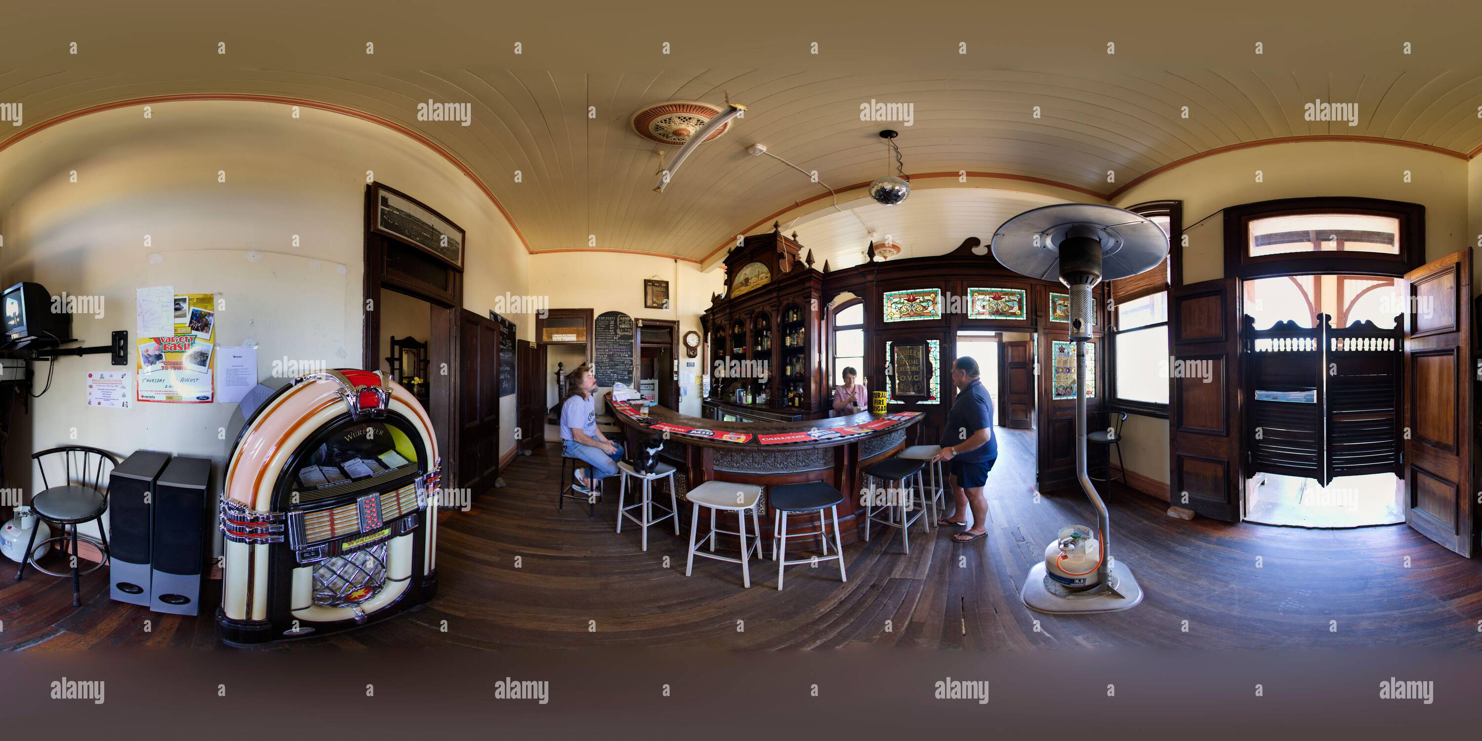 360 Grad Panorama Ansicht von Das Imperial Hotel (1901) Main Bar ist ein gut erhaltener historischer Pub in Ravenswood, Queensland, Australien.