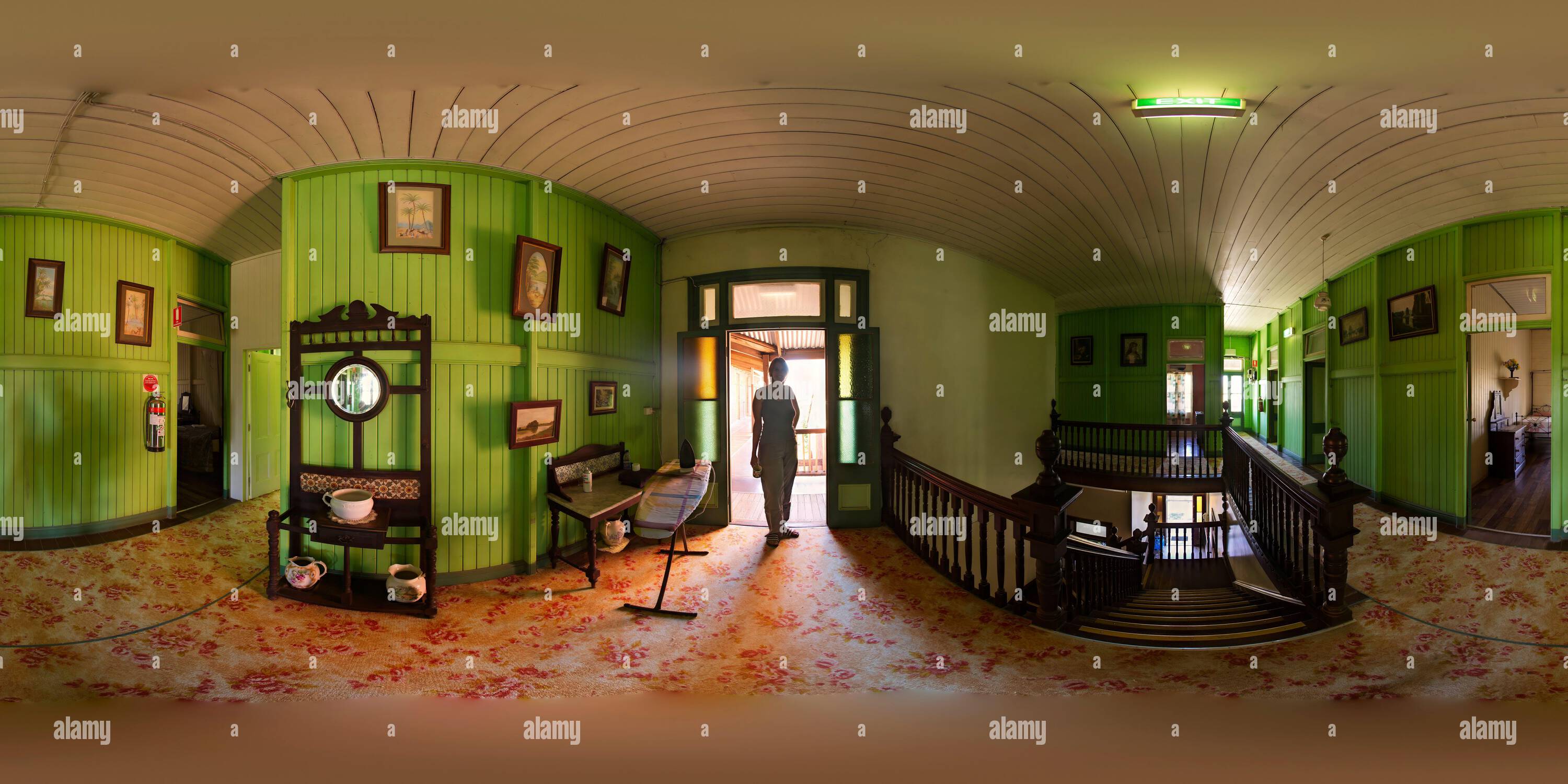 360 Grad Panorama Ansicht von Die obere Etage des Imperial Hotels befindet sich in Ravenswood, Queensland, Australien. Das Zimmer hat grüne Wände und einen Holzboden.