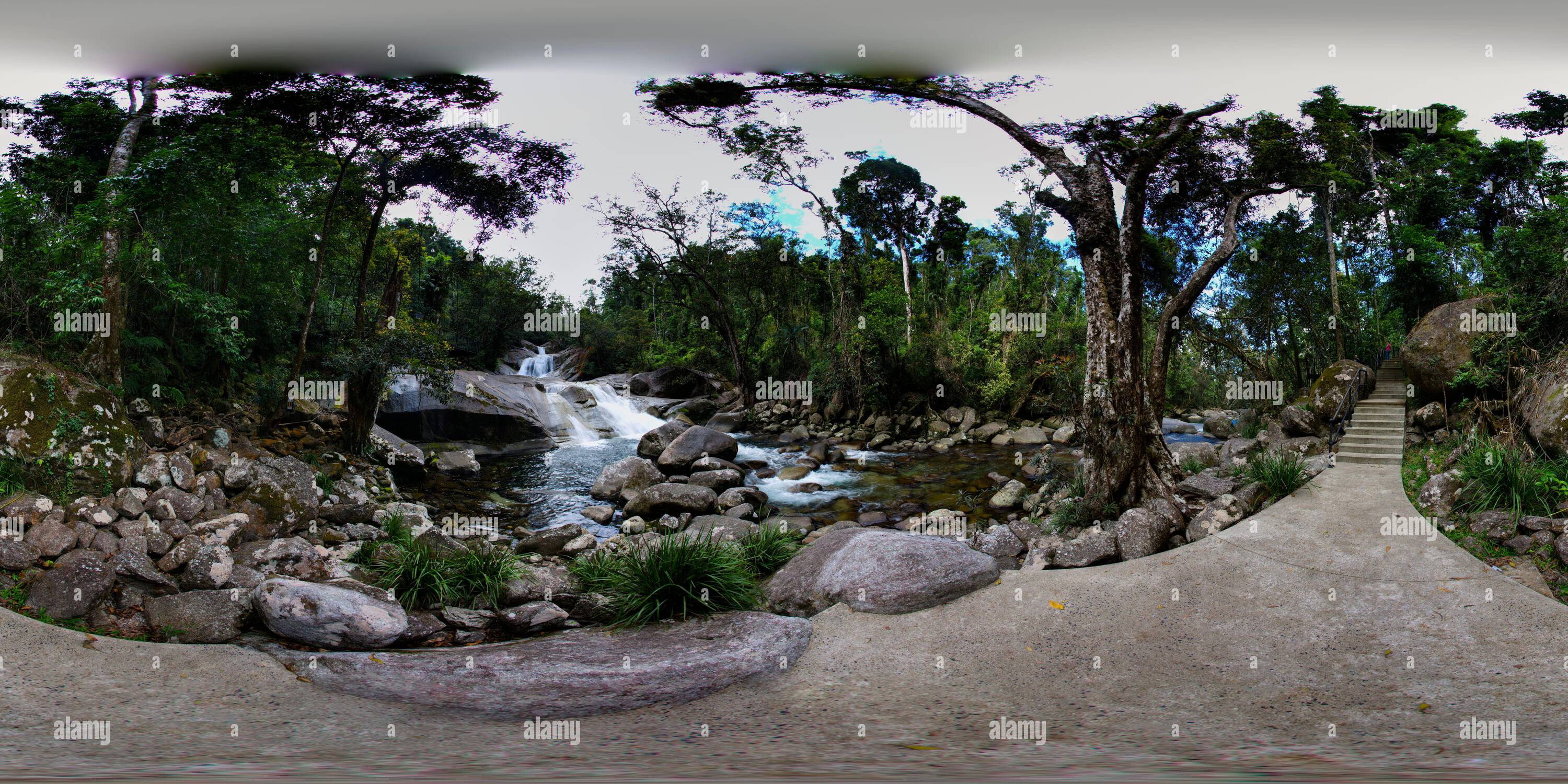 360 Grad Panorama Ansicht von Josephine Falls im Wooroonooran National Park. Die Wasserfälle sind von üppigem Grün und Felsen umgeben und schaffen eine ruhige und malerische Szene. T