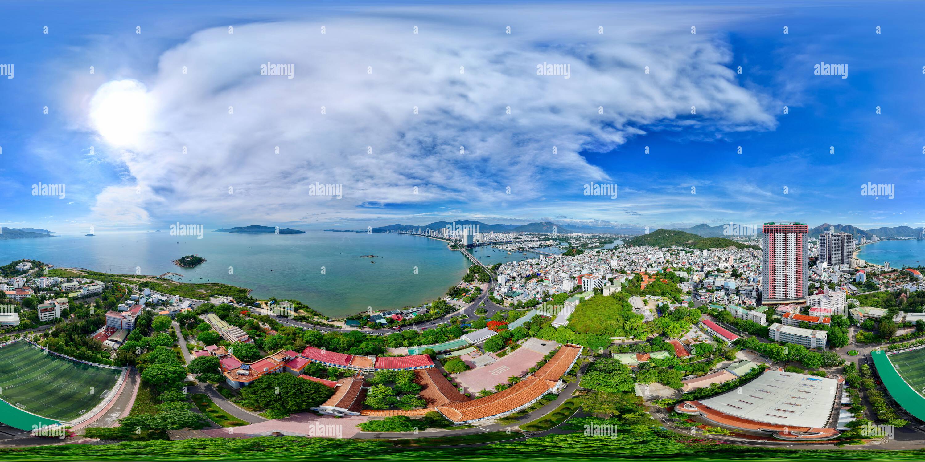 360 Grad Panorama Ansicht von 360-Grad-Panorama: : Fantastischer Blick aus der Luft auf Nha Trang City, Vietnam.